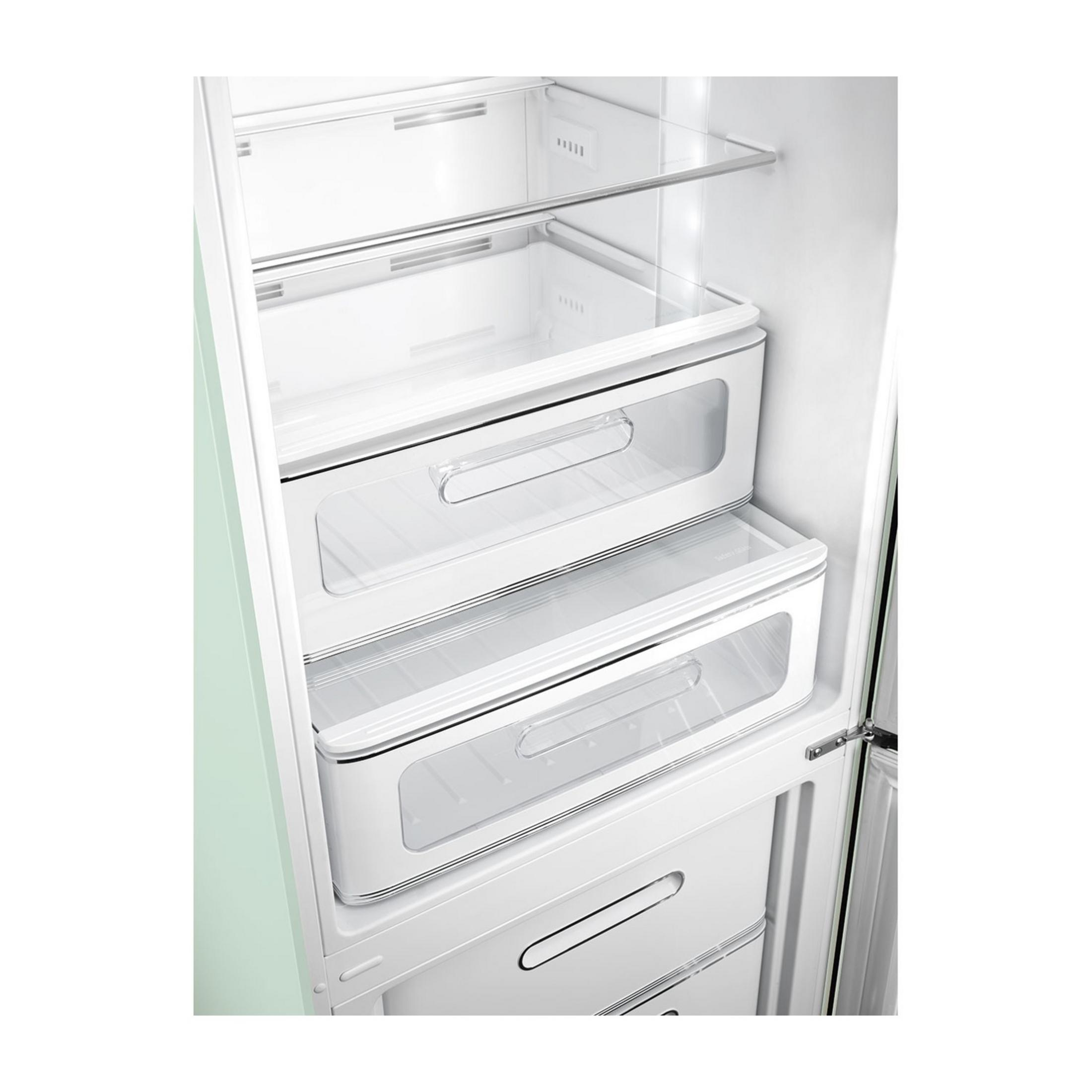 Leerer Kühlschrank mit durchsichtigen Schubladen und Glasböden.