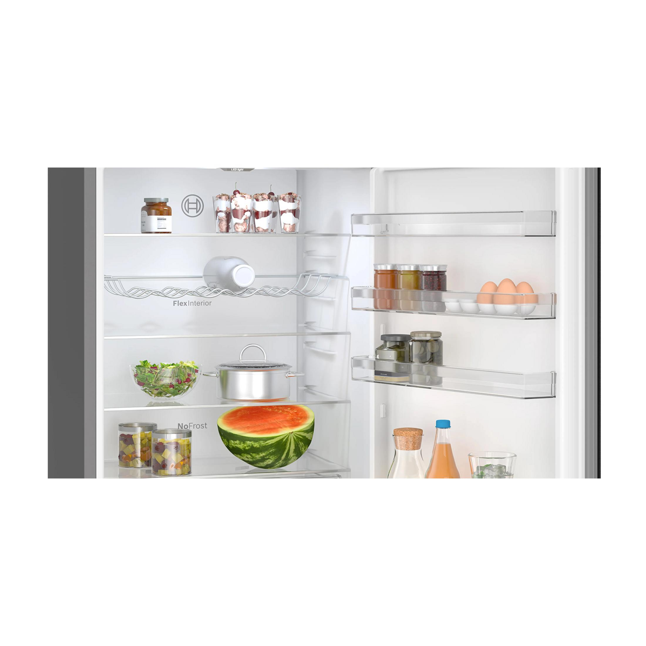 Kühlschrankregale mit Lebensmitteln: Wassermelone, Salat, Eier, Gläser.