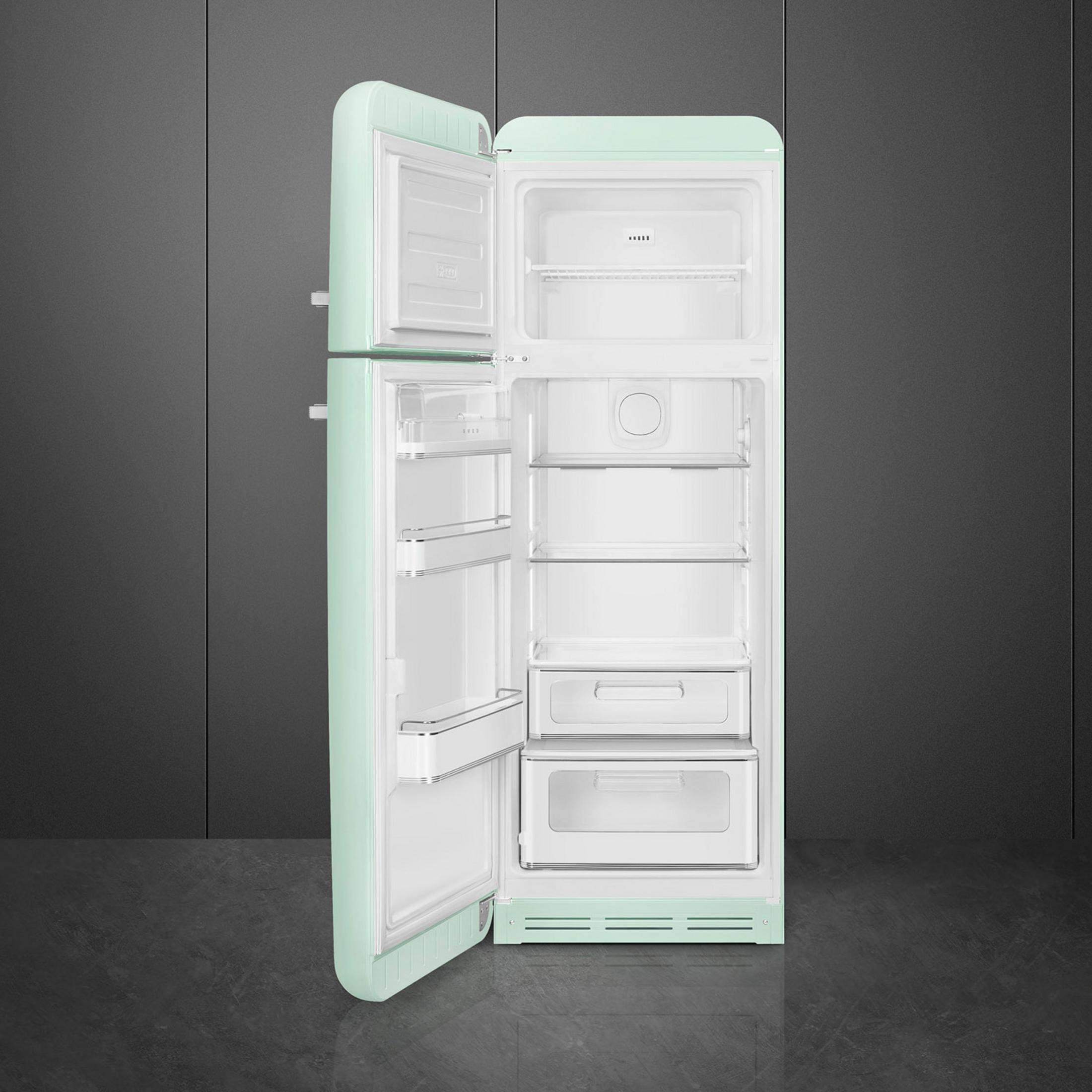 Un refrigerador abierto, verde menta, con estantes y cajones interiores blancos.