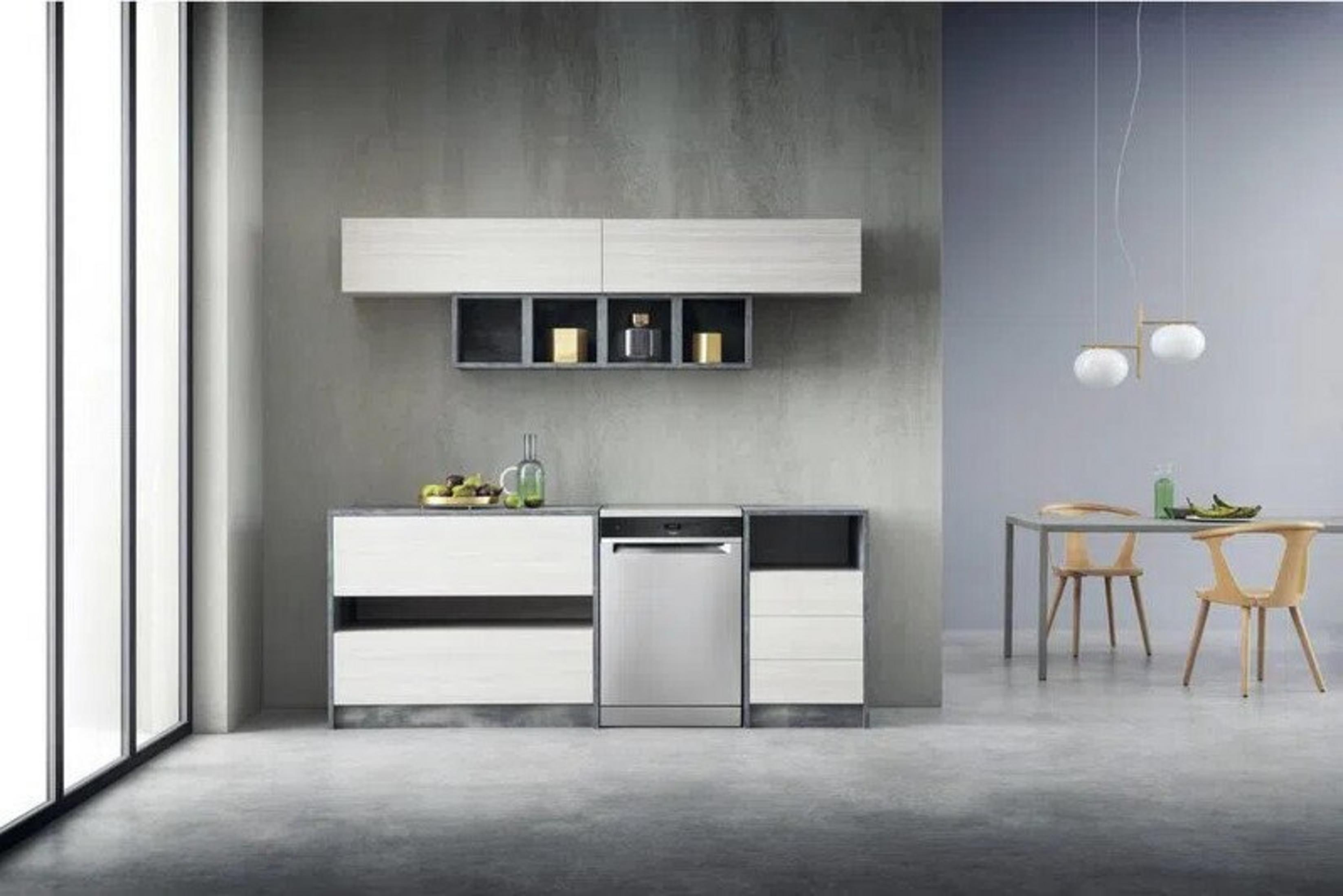 Moderne keuken met eethoek: vaatwasser, wandkast en eettafel.