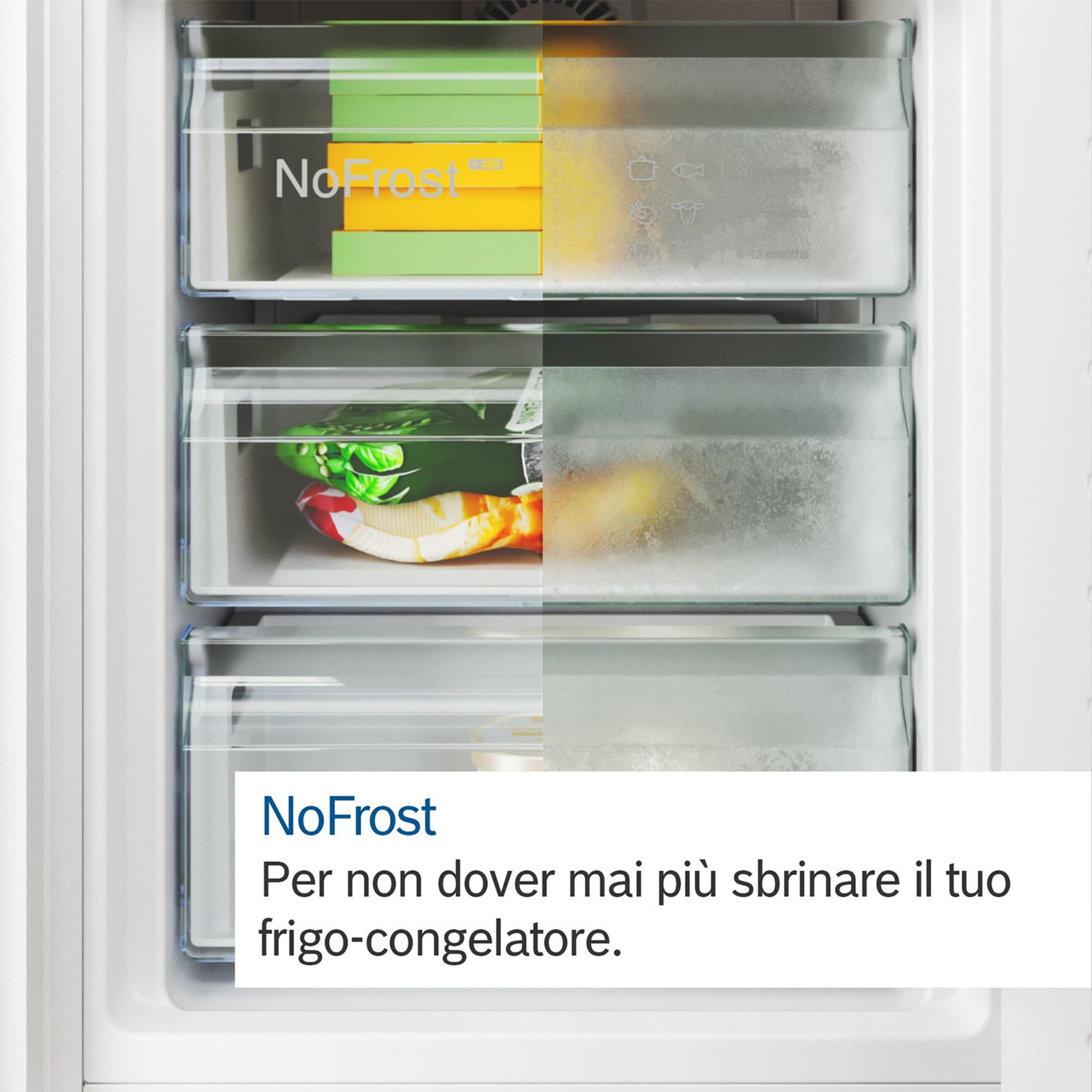 Gefrierschubladen mit Lebensmitteln und Eisbildung. „NoFrost“ Aufschrift.