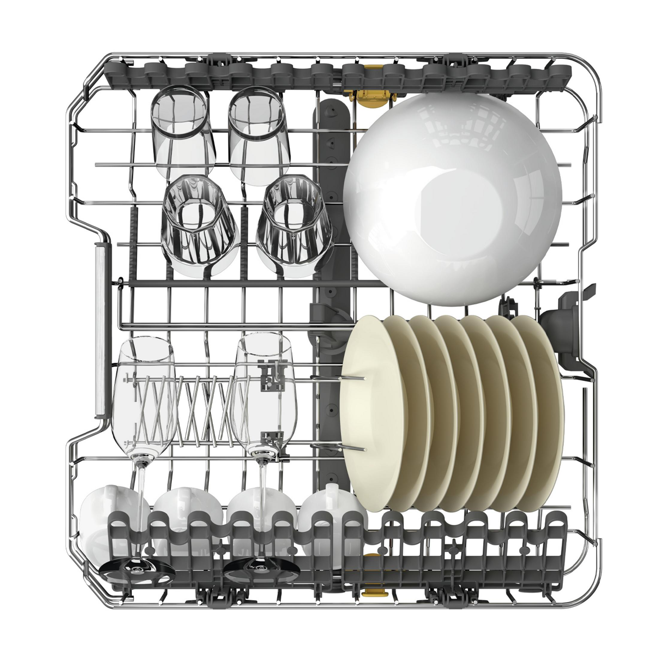 Górny kosz zmywarki ze szklankami, miską i talerzami.