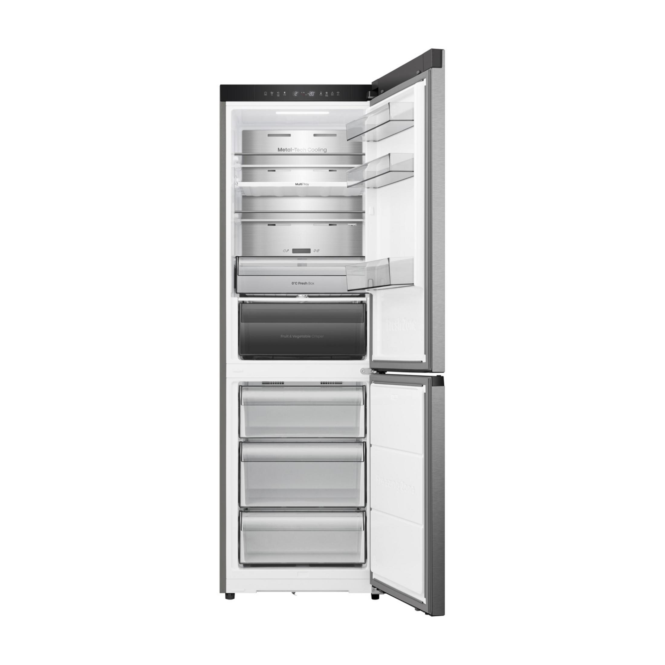 Otwarta lodówka z srebrnym zewnętrzem i wieloma przegrodami.