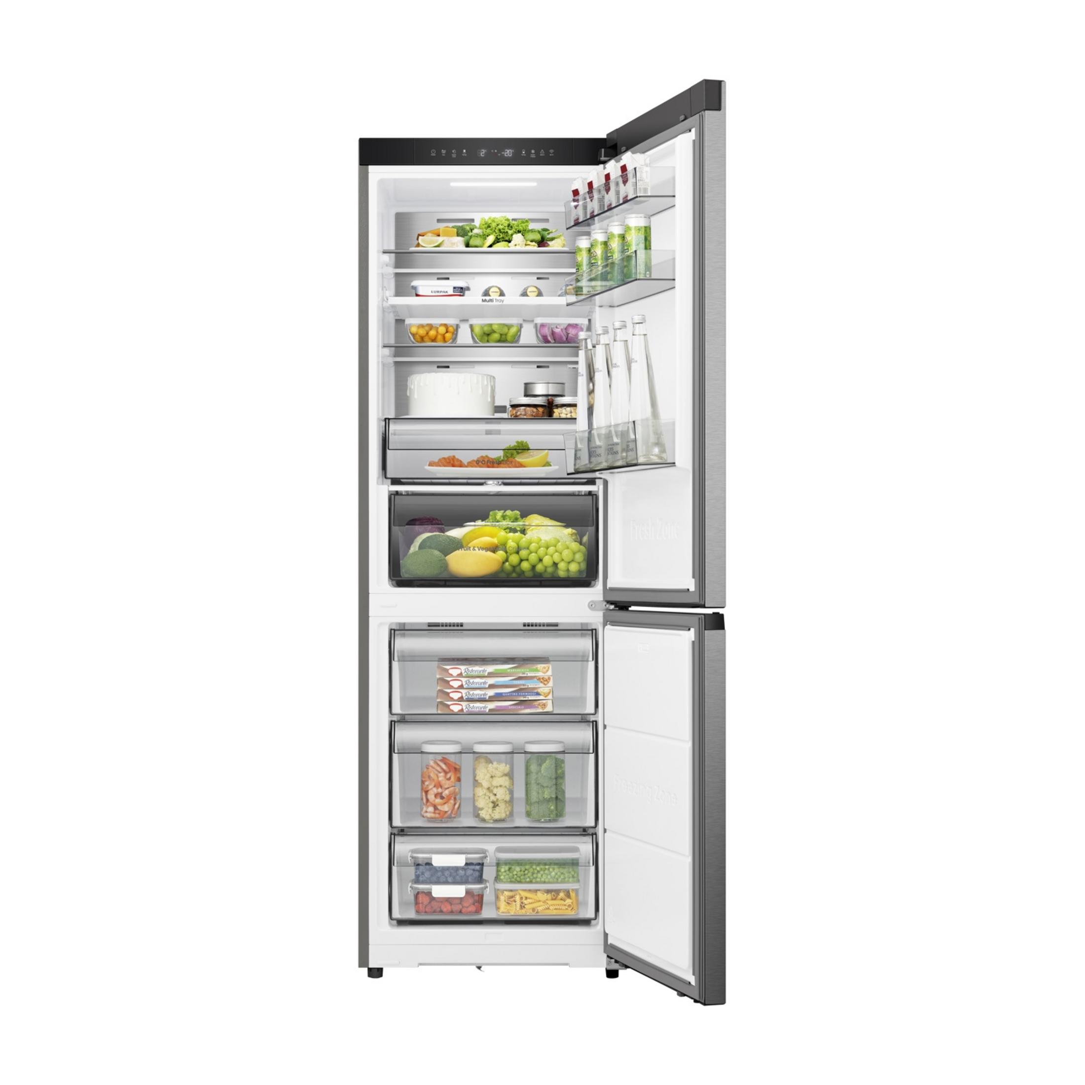 Otwarta lodówka z żywnością: warzywa, owoce, napoje i dania gotowe.