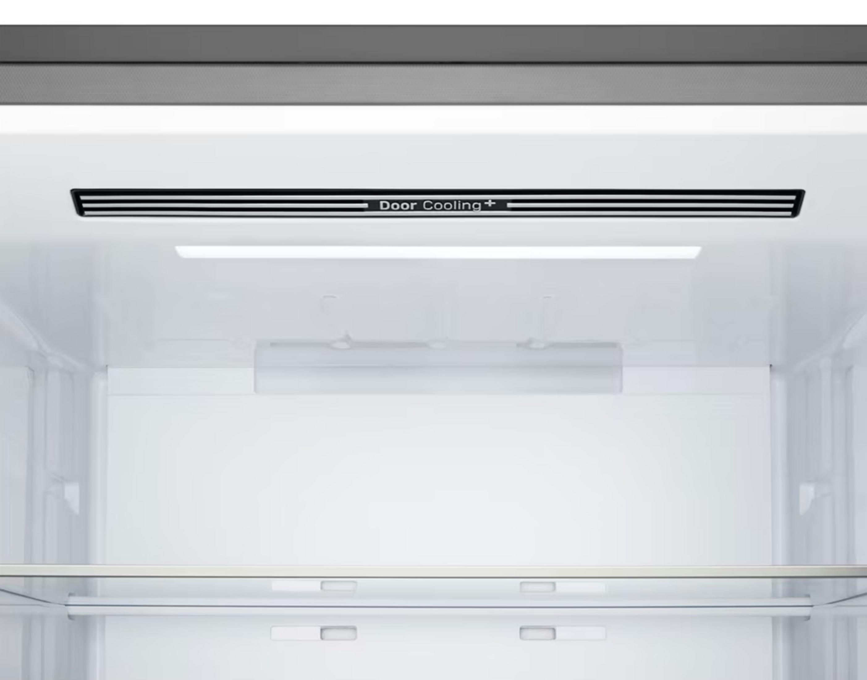 Interior de frigorífico con rejilla de refrigeración por puerta y estantes.