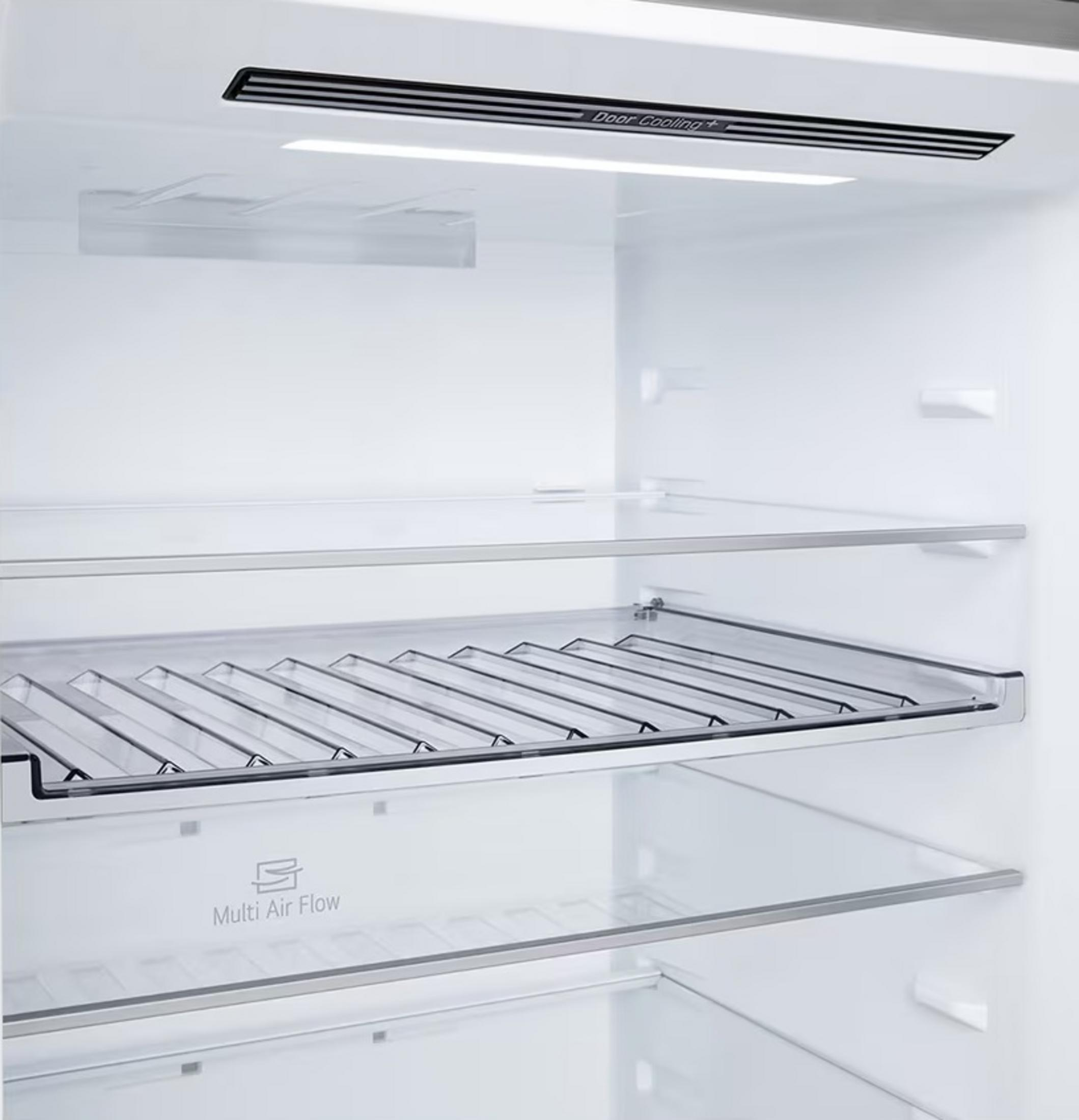 Vista interior de un frigorífico vacío con estantes de cristal y rejilla de ventilación.
