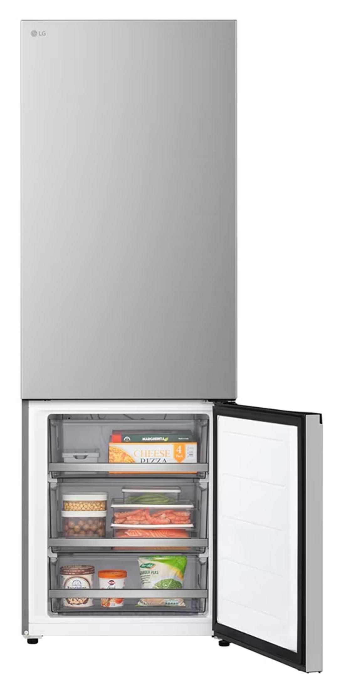 Un refrigerador LG plateado con la puerta del congelador abierta, lleno de comida.
