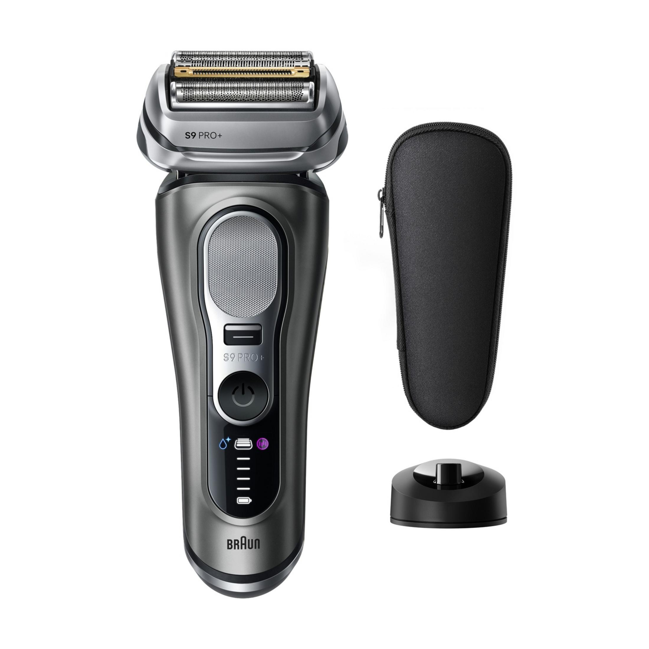 Srebrna maszynka Braun z bazą ładującą i czarnym etui.