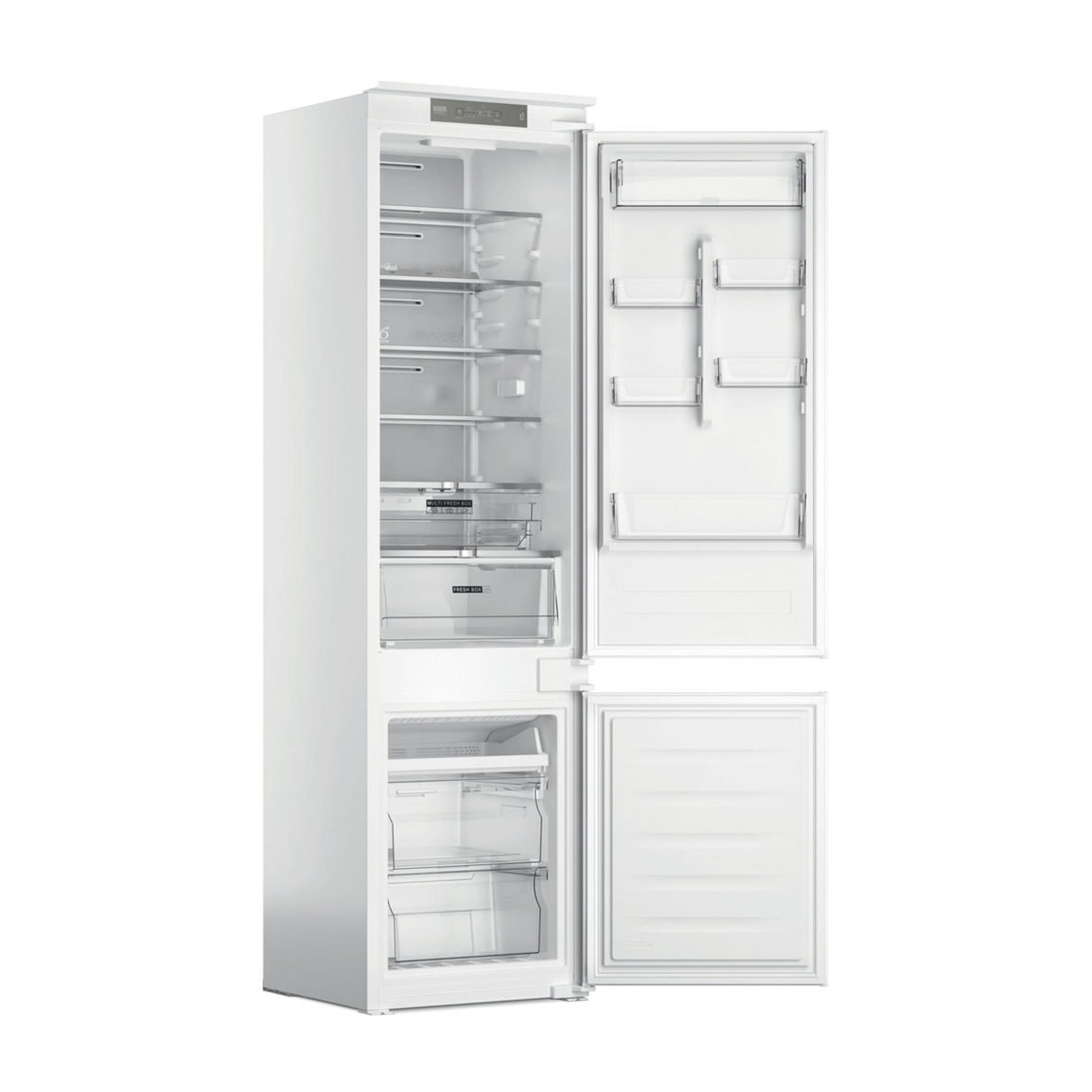 Een witte koelkast met open deur, met meerdere glazen planken en lades.
