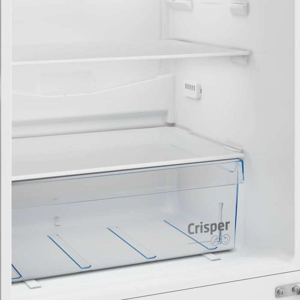 Innenansicht eines leeren Kühlschranks mit Crisper-Schublade.
