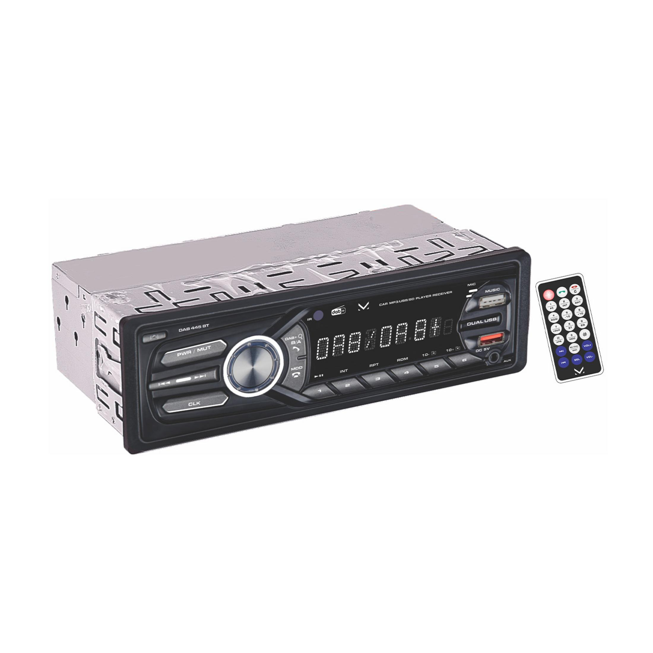 Un autoradio con telecomando e doppia porta USB.