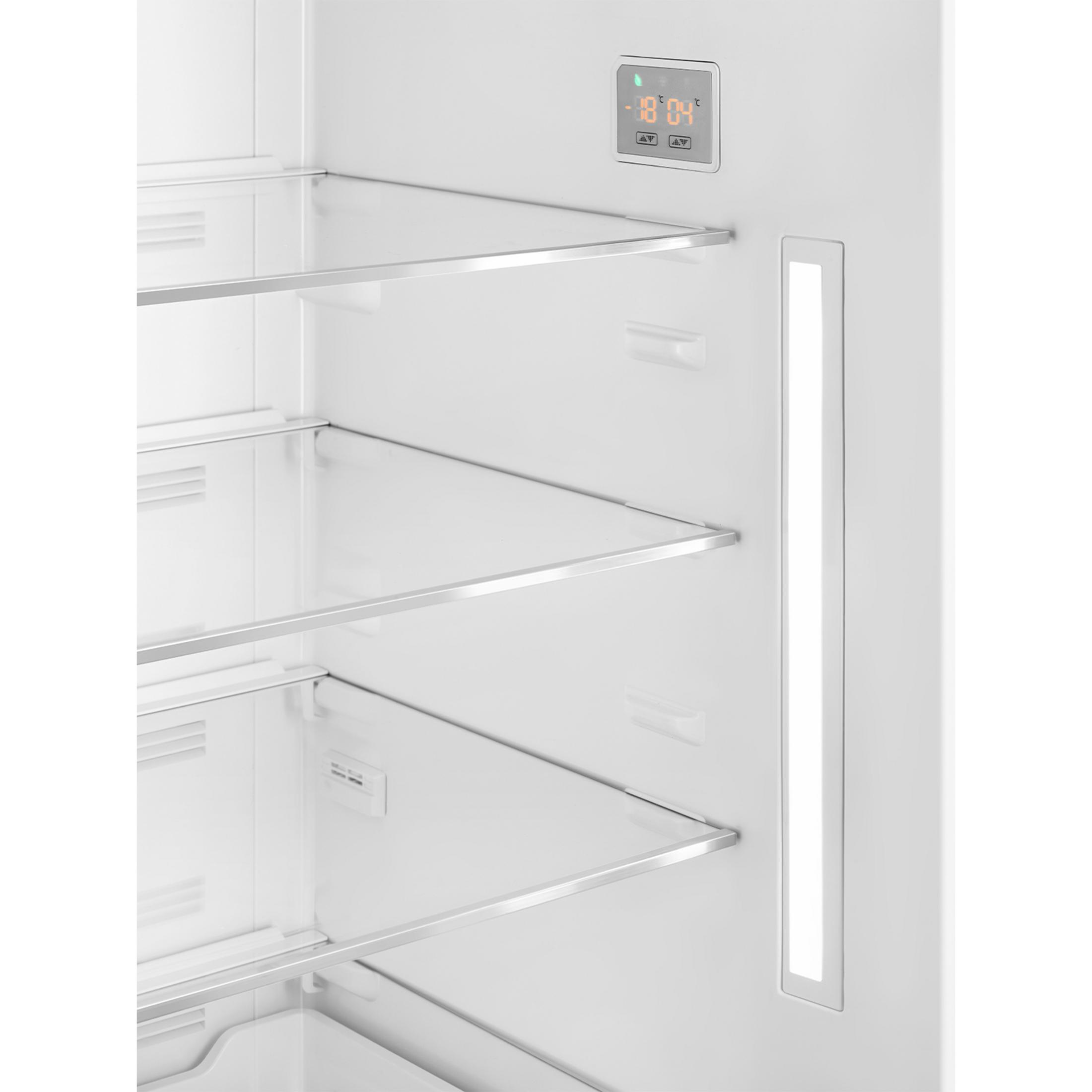 Vista interior de un refrigerador blanco con estantes y pantalla digital de temperatura.