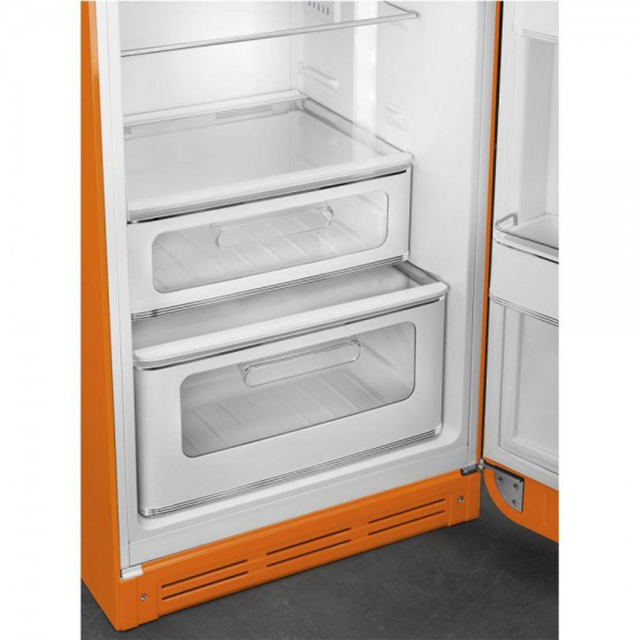 Vista interior de un refrigerador naranja con dos cajones y estantes de cristal.