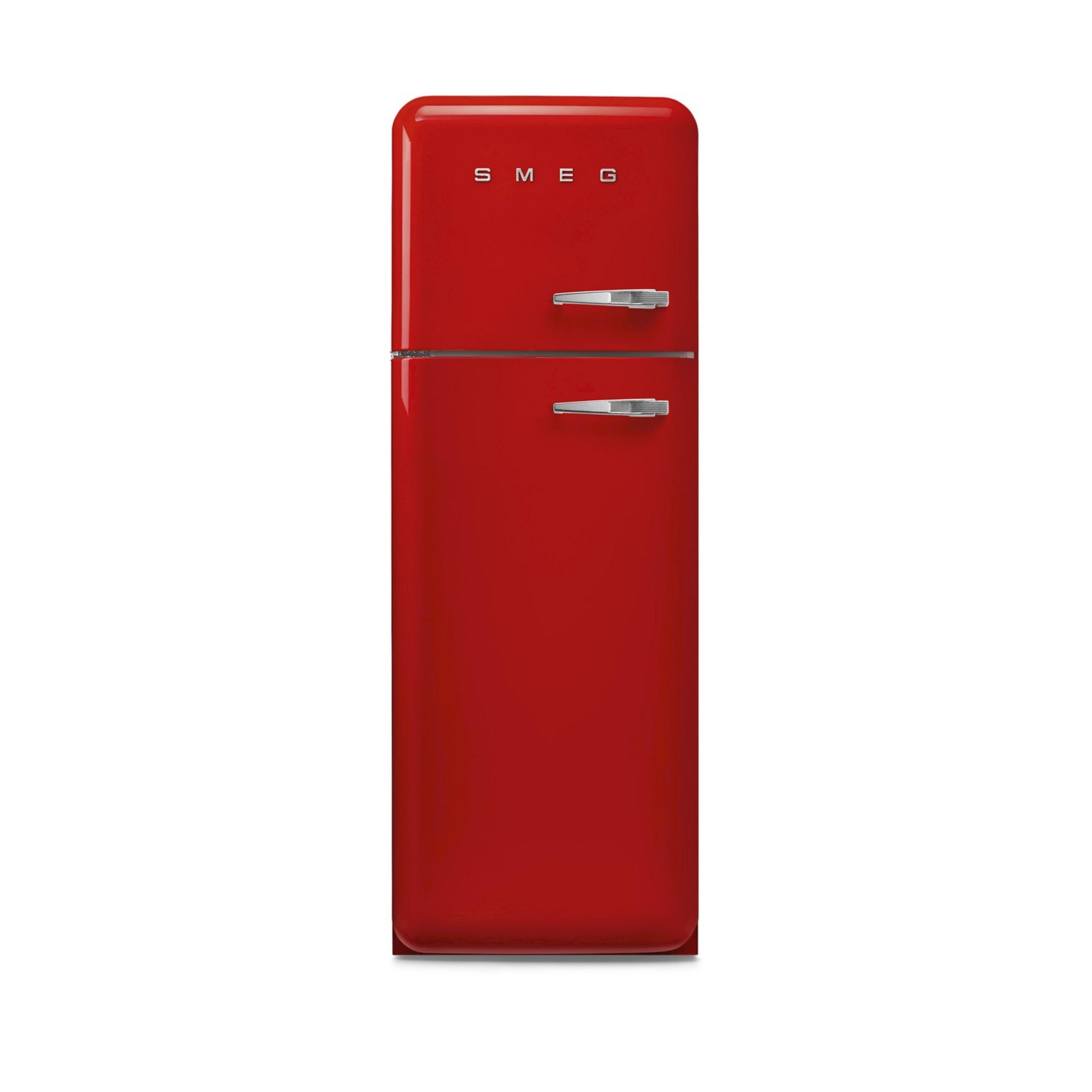 Un refrigerador SMEG rojo con asas plateadas sobre fondo blanco.