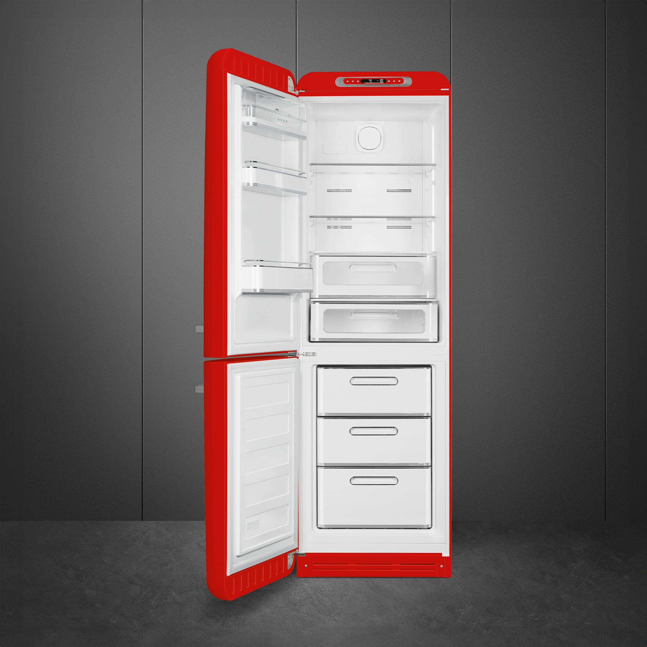 Un refrigerador rojo con la puerta abierta, mostrando estantes y cajones.