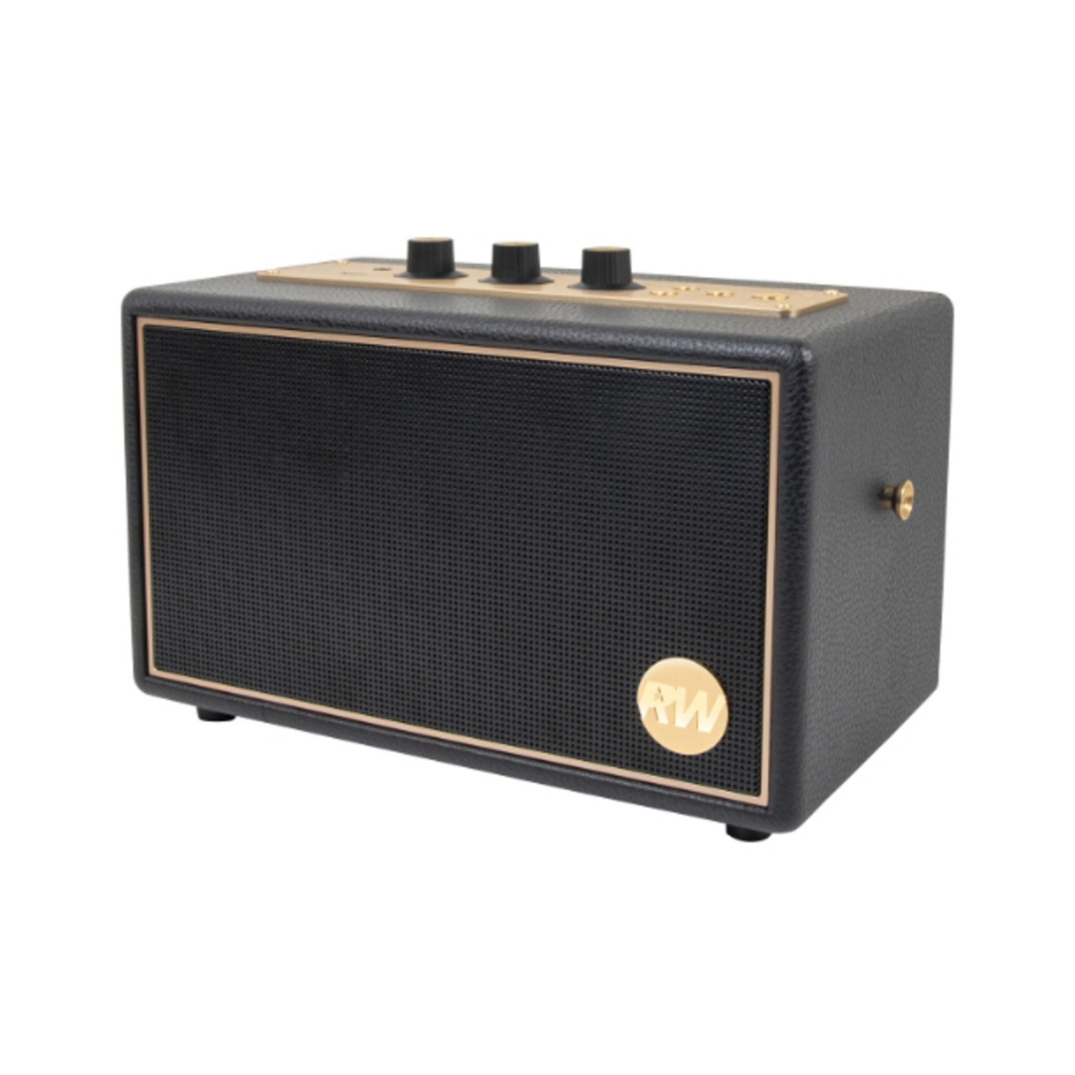 Altavoz negro con detalles dorados y tres perillas.