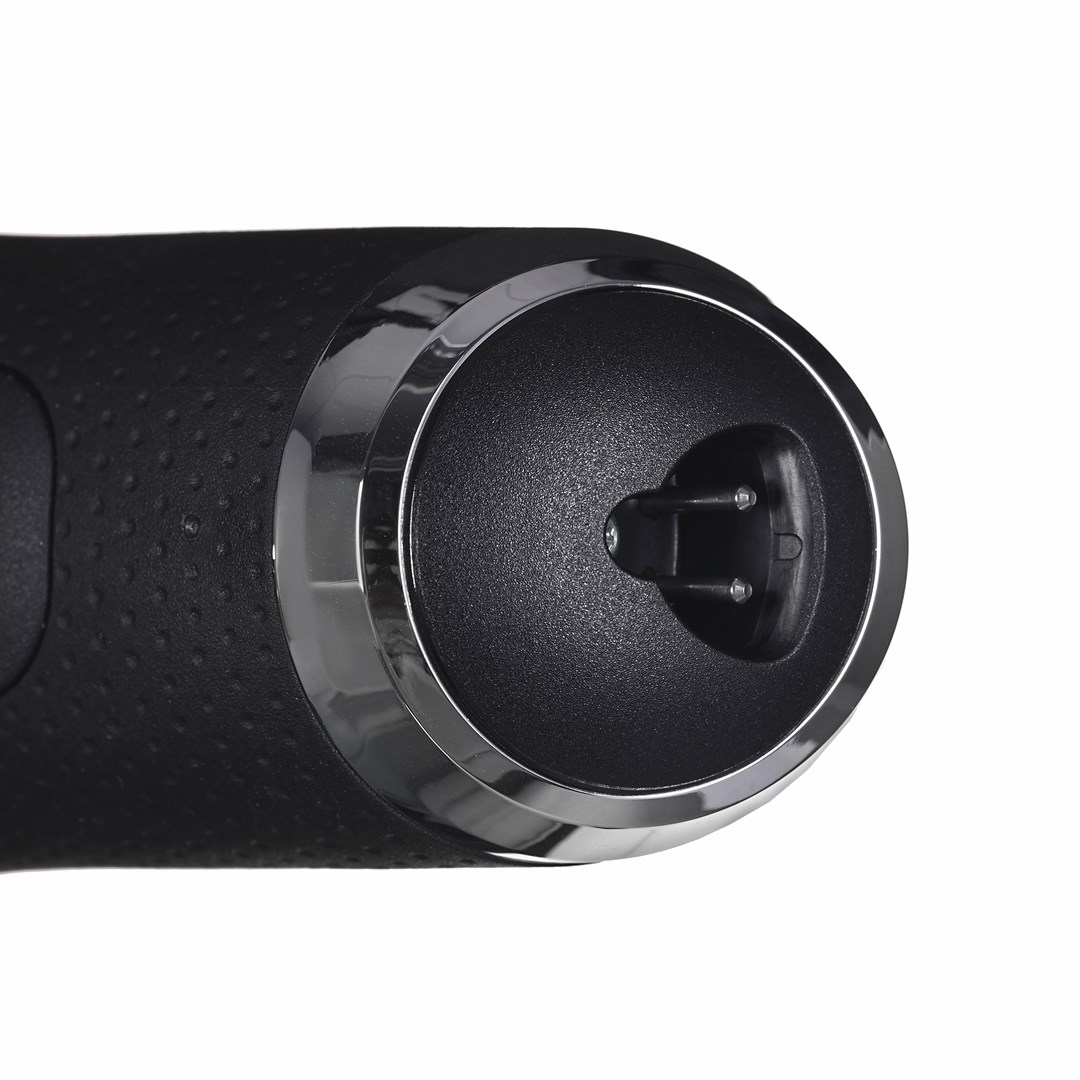 Zbliżenie czarnej golarki z polerowanym chromowanym pierścieniem i portem ładowania.