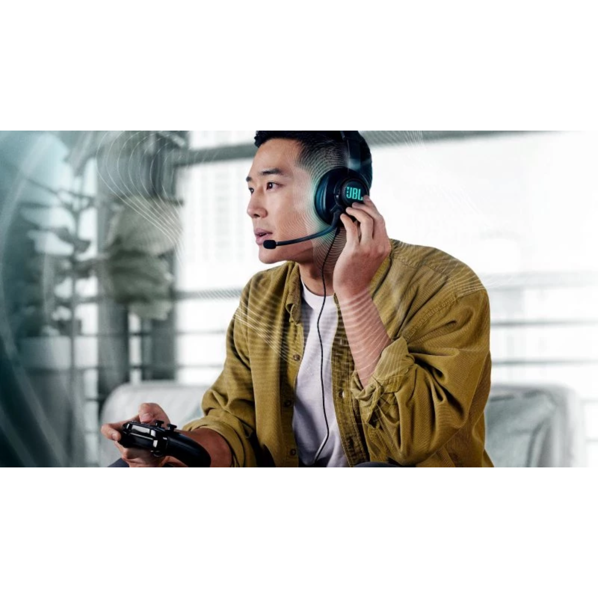 Un hombre con auriculares juega con un mando.