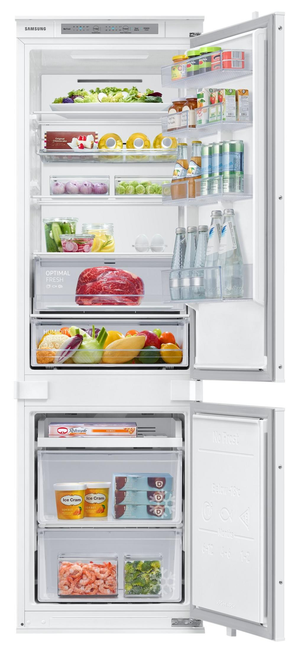 Un frigorifero Samsung aperto pieno di cibo: frutta, verdura, carne, uova e gelati.