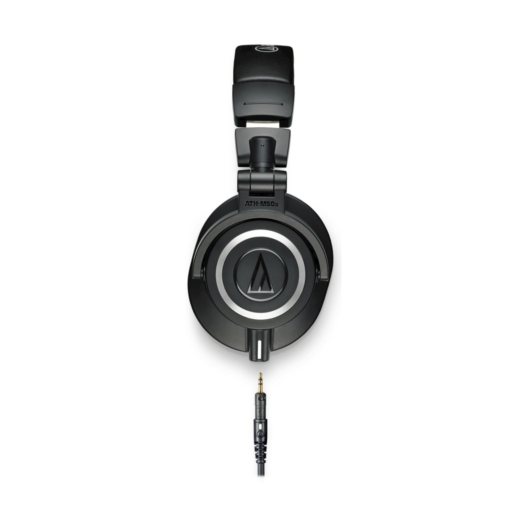 Auriculares negros con logo plateado y cable con conector jack.