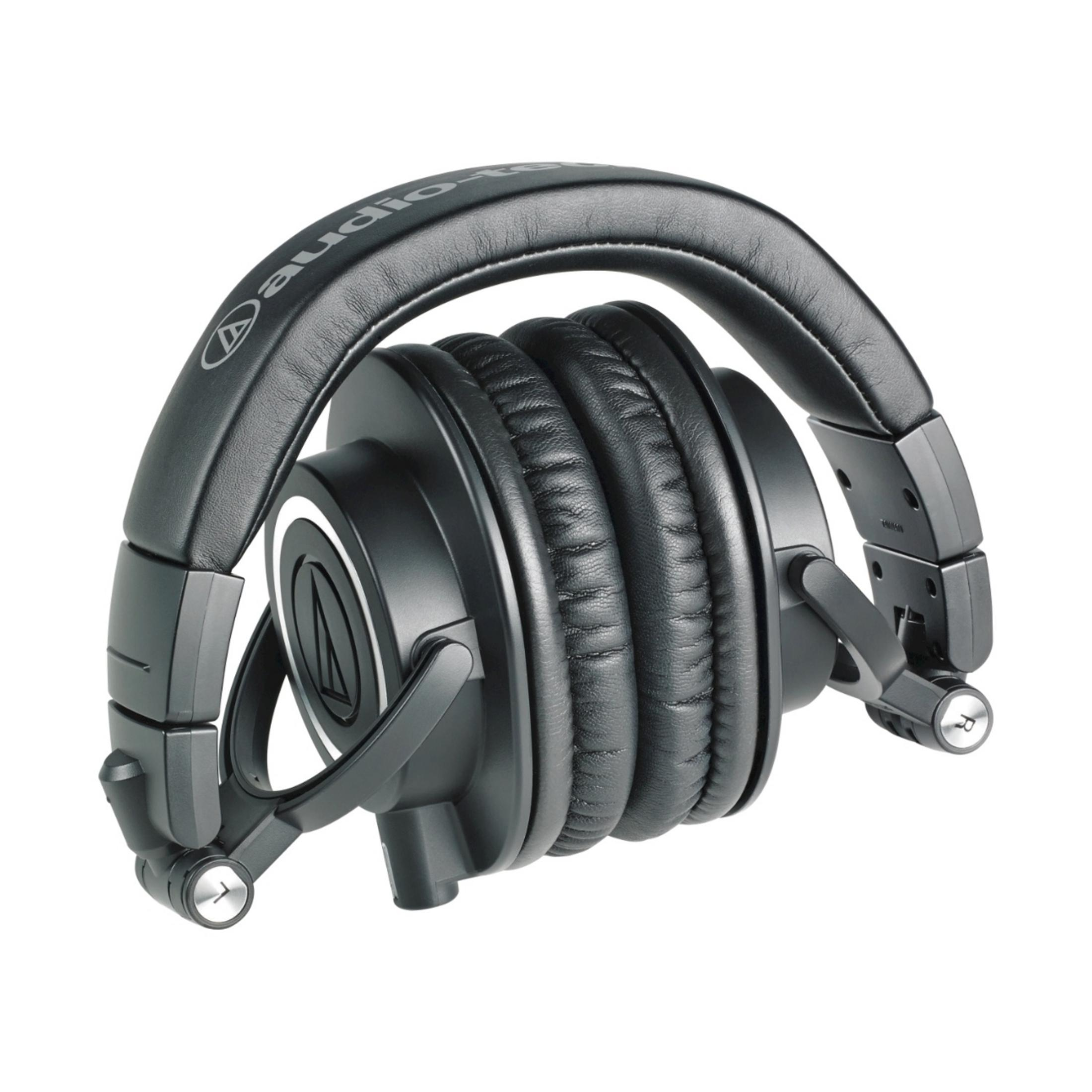 Auriculares negros con diadema y almohadillas acolchadas, sobre fondo blanco.