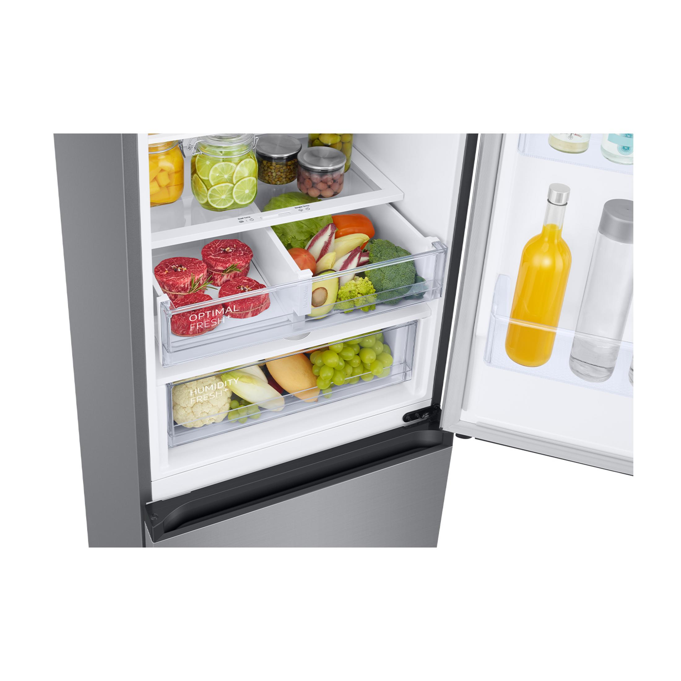 Otwarta lodówka z produktami spożywczymi, takimi jak mięso, warzywa, owoce i napoje.