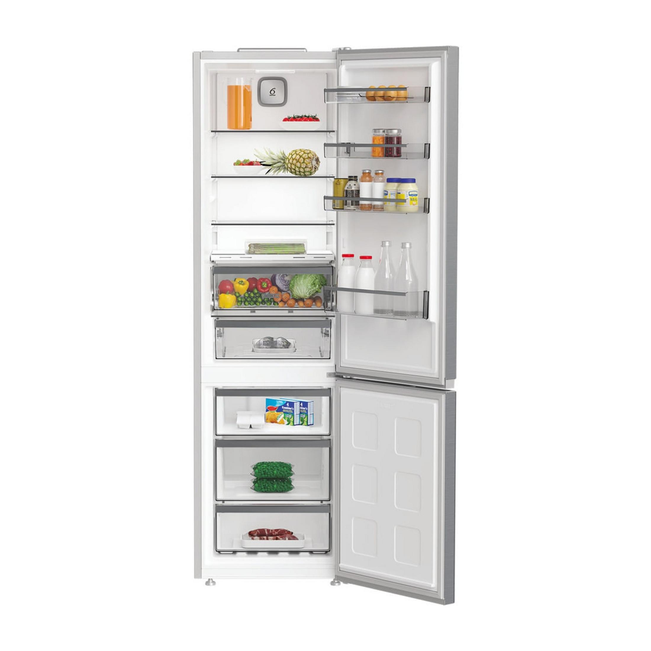 Otwarta lodówka z jedzeniem: sok, truskawki, ananas, warzywa, jajka, dżem, majonez.