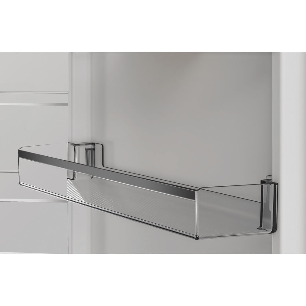 Przezroczysta półka drzwi lodówki z srebrną ramką.