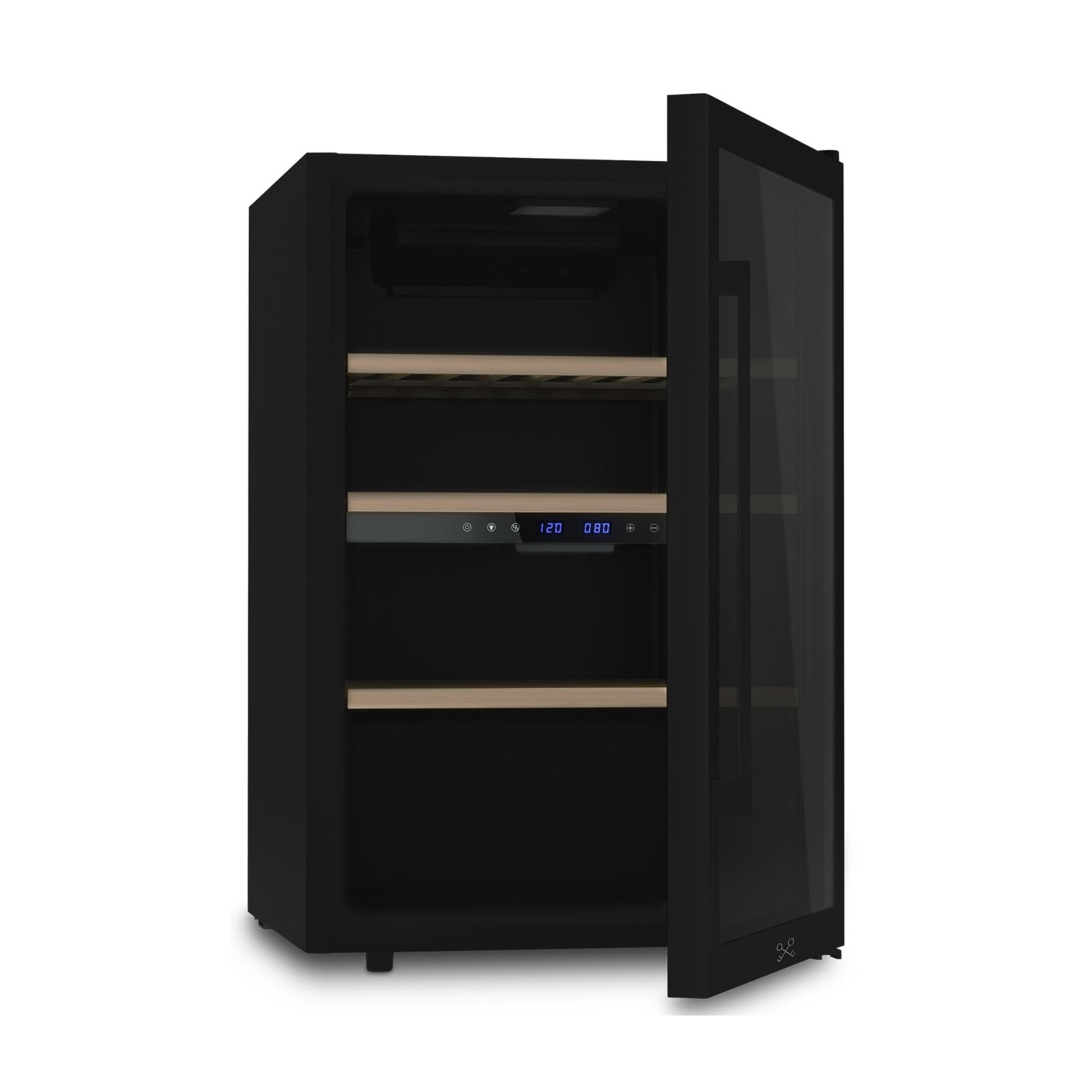 Schwarzer Weinkühlschrank mit Glastür und Holzböden, geöffnet.