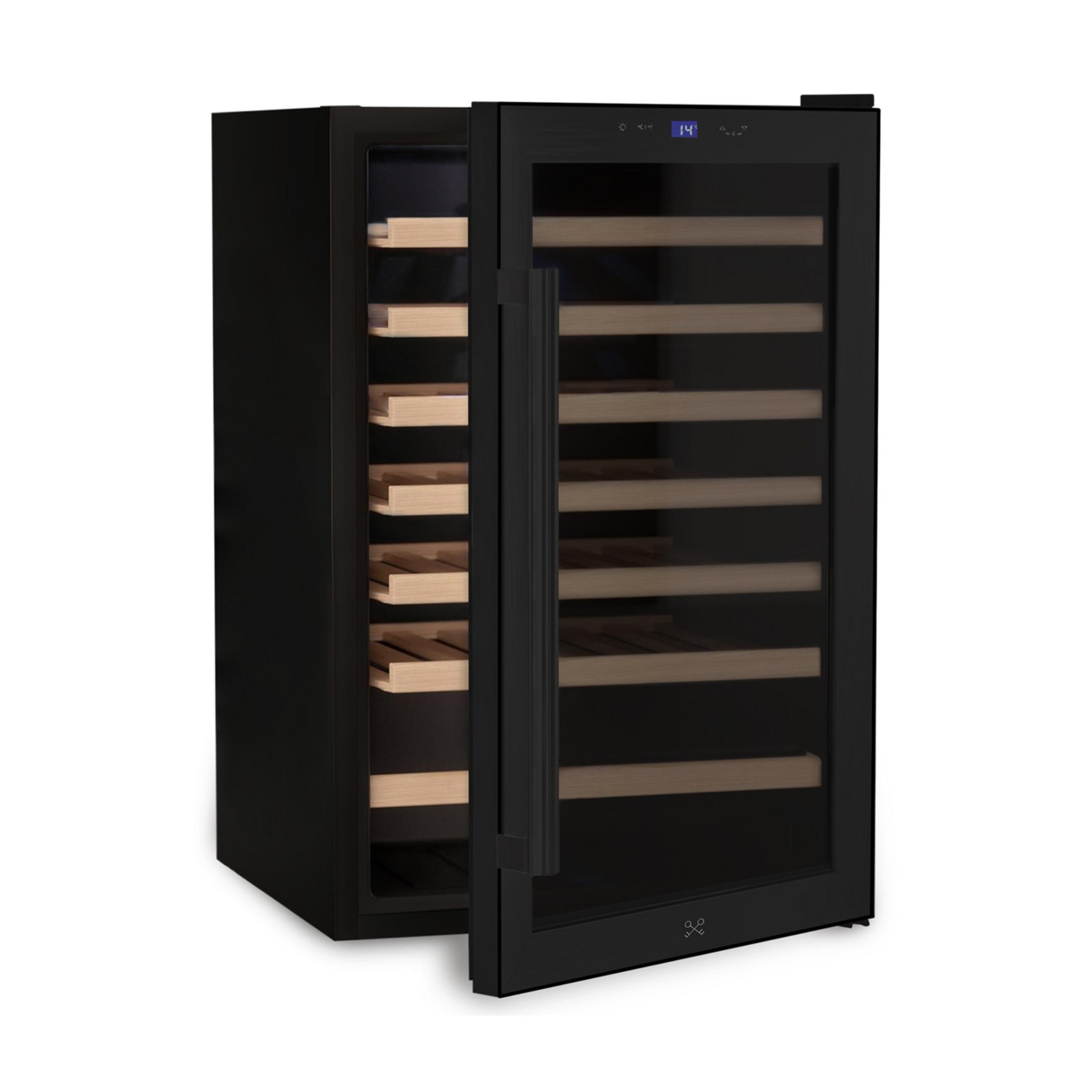Schwarzer Weinkühlschrank mit Glastür und Holzböden, eine Tür ist geöffnet.