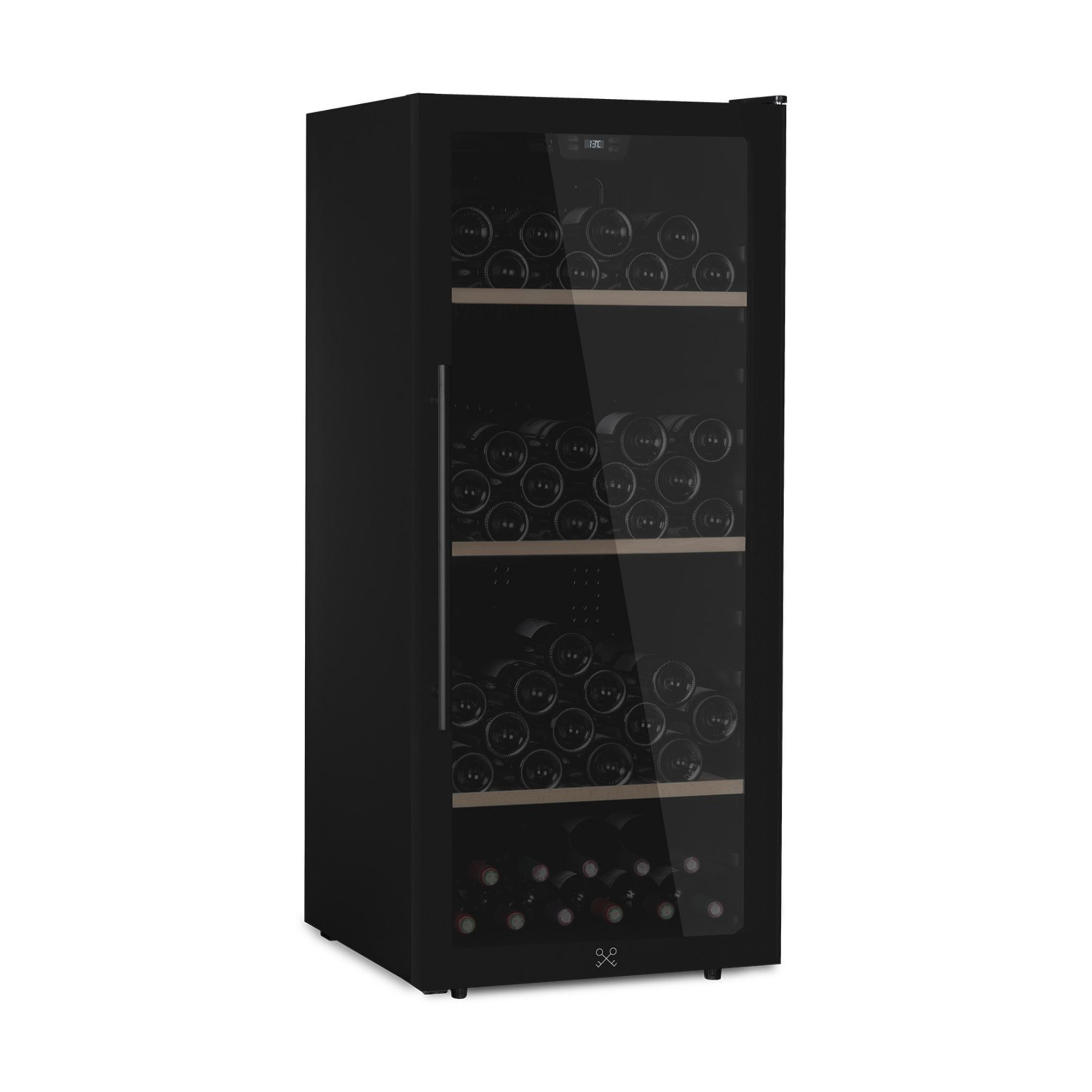 Ein schwarzer Weinkühlschrank mit Glastür, gefüllt mit Weinflaschen.