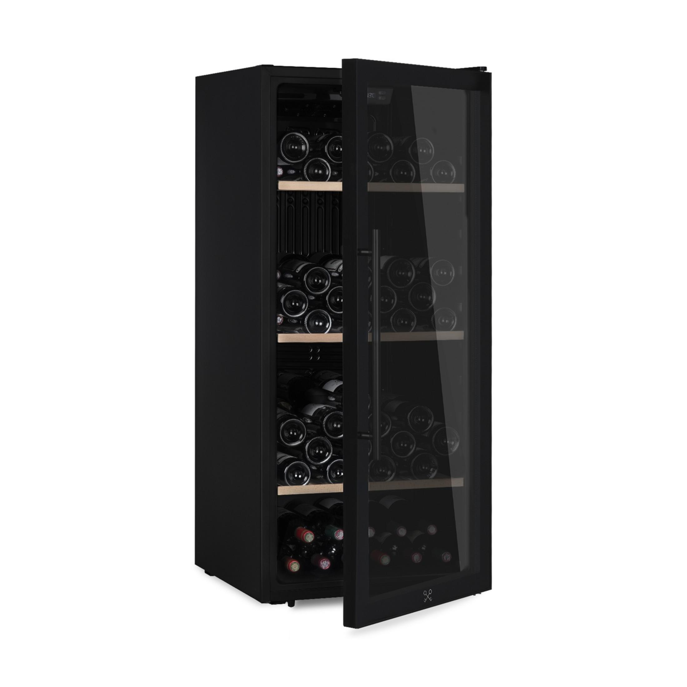 Schwarzer Weinkühlschrank mit Glastür, gefüllt mit Weinflaschen auf Holzböden.