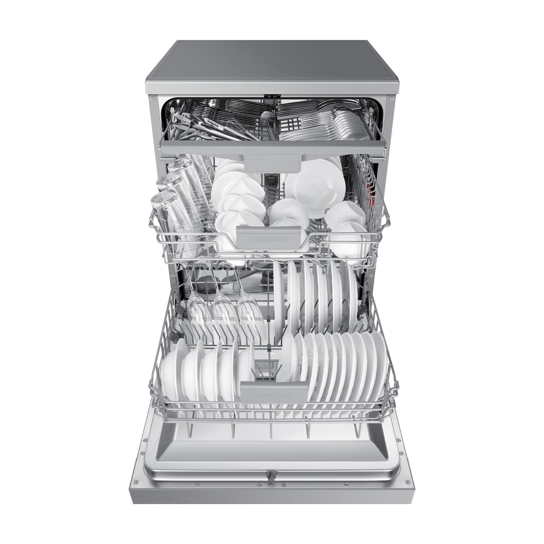 Otwarta zmywarka z dwoma koszami, załadowana białymi talerzami, szklankami i sztućcami.