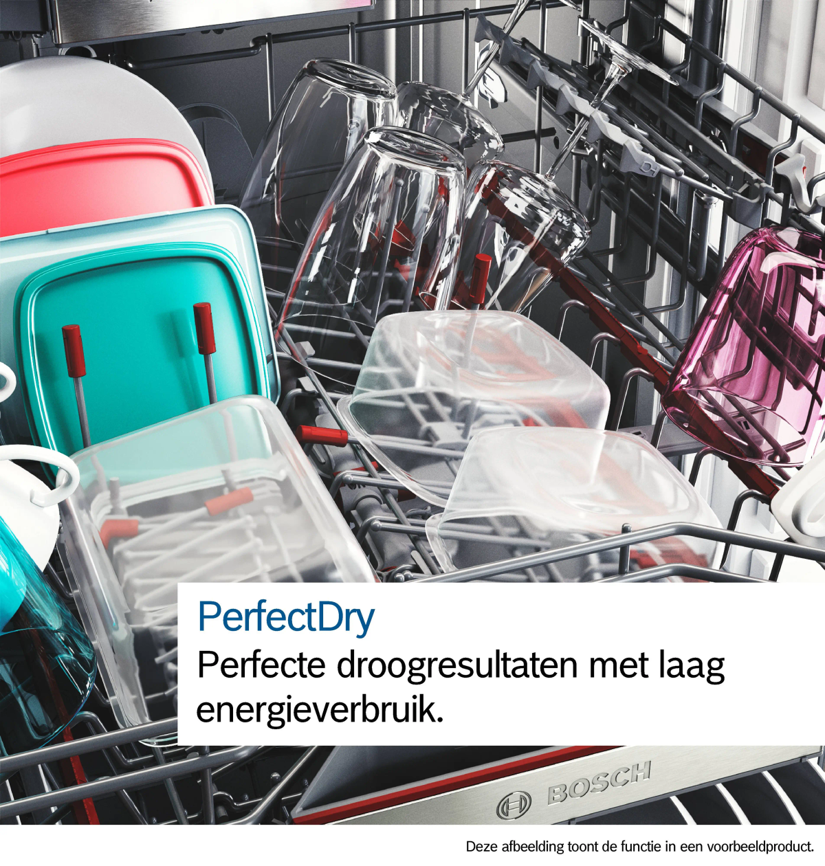 Geschirr im Bosch-Geschirrspüler mit PerfectDry Funktion.