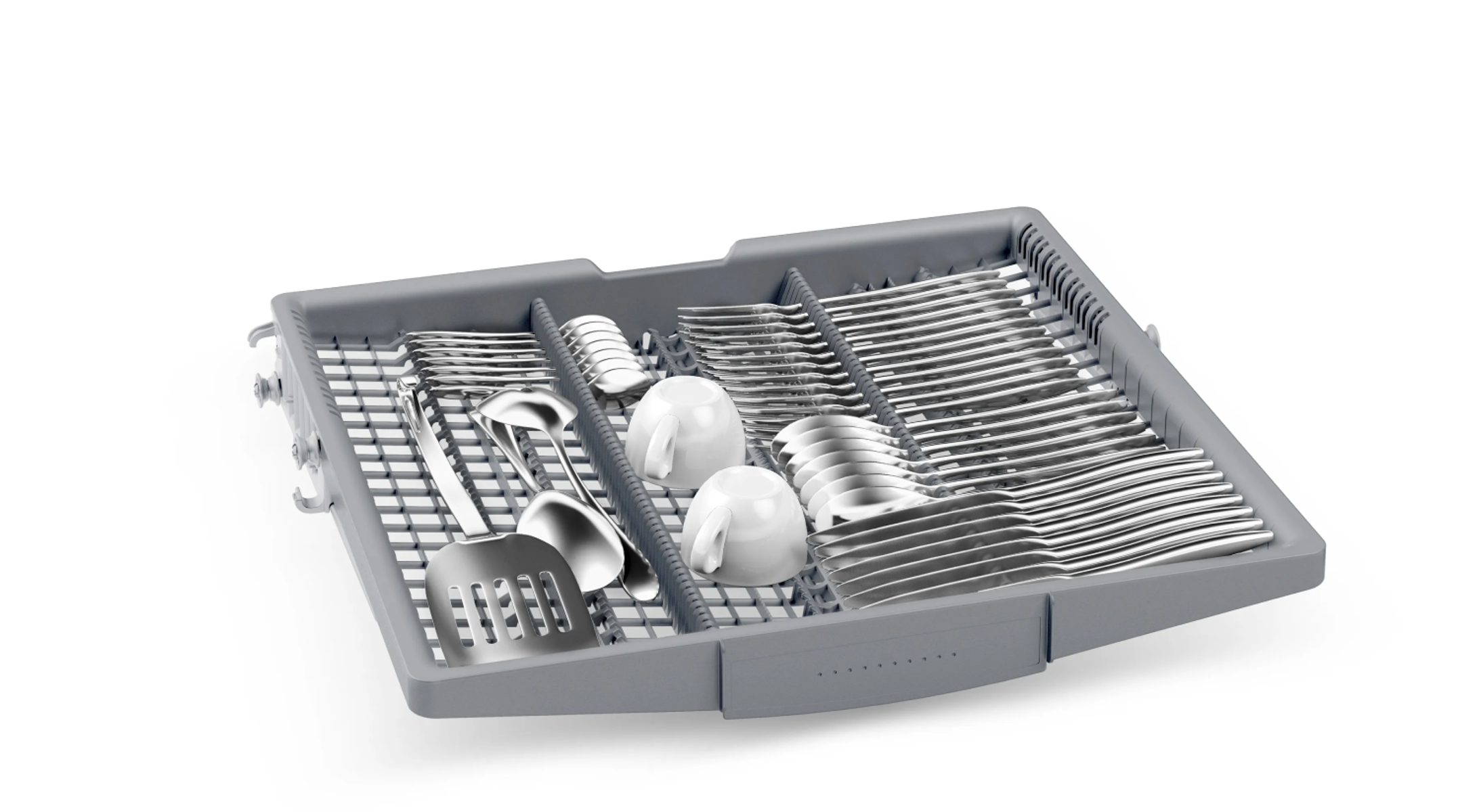 Una cesta de lavavajillas gris con cubertería limpia y dos tazas blancas.