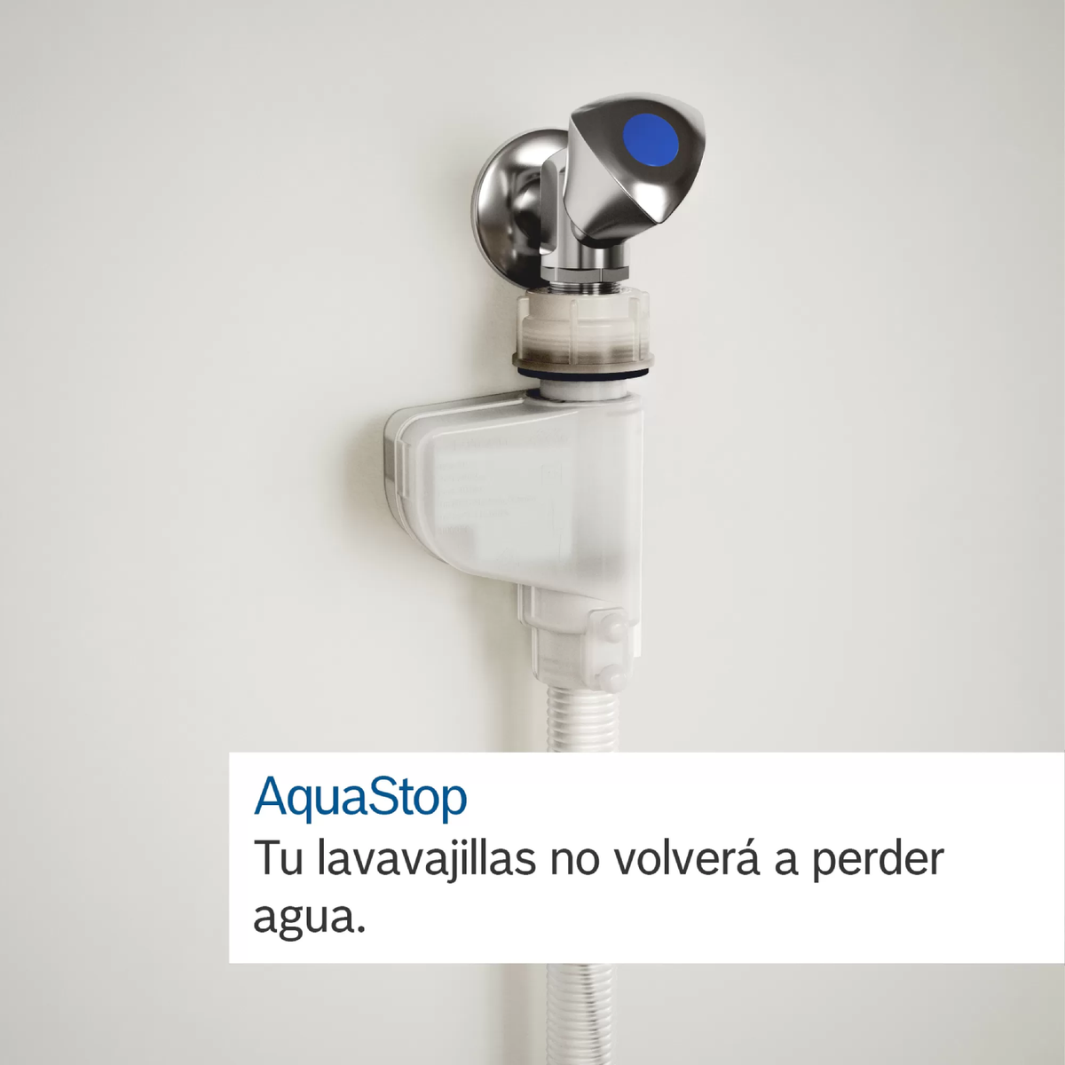 Un dispositivo AquaStop con botón azul en pared, asegurando una manguera.