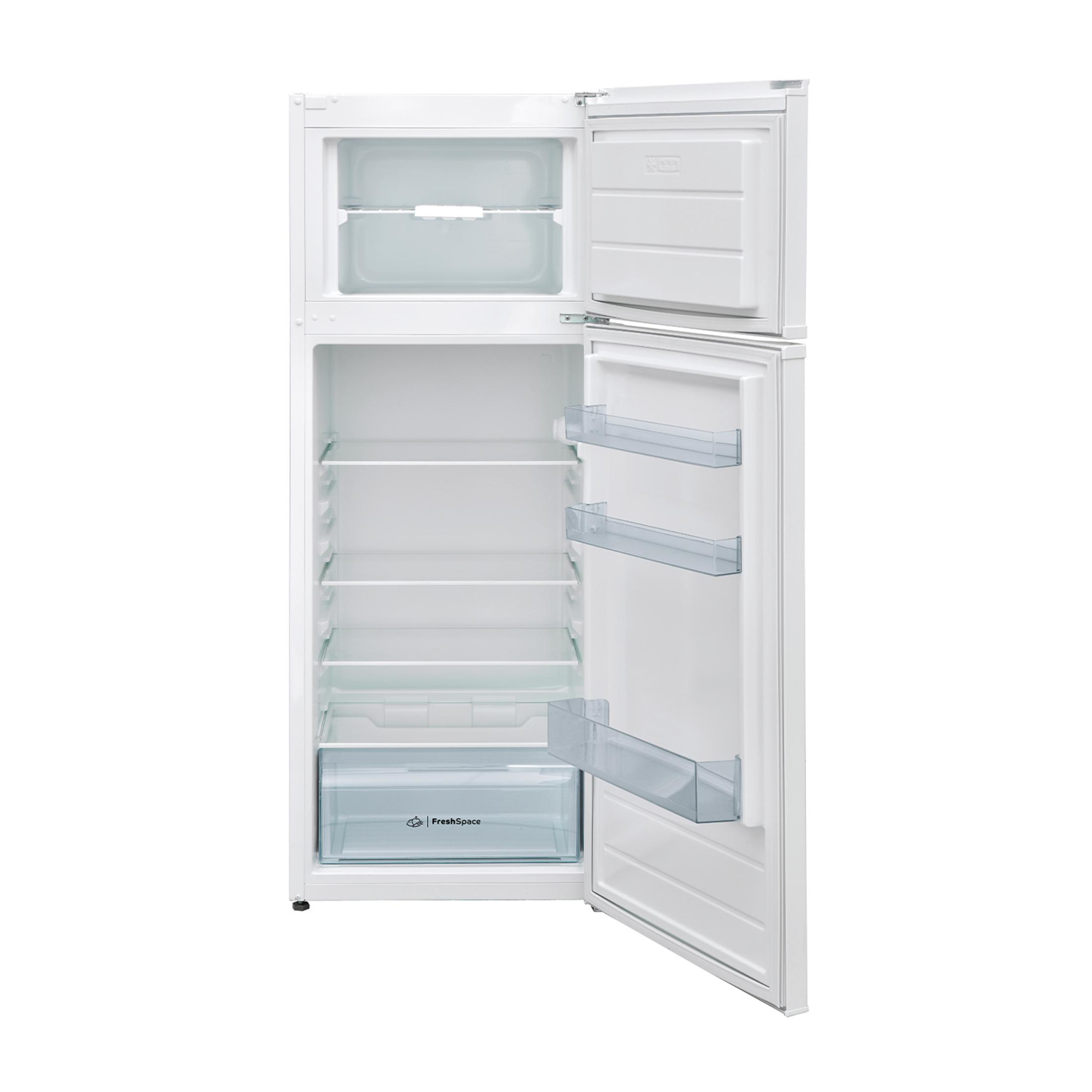Un refrigerador blanco con la puerta abierta, mostrando estantes y un cajón.