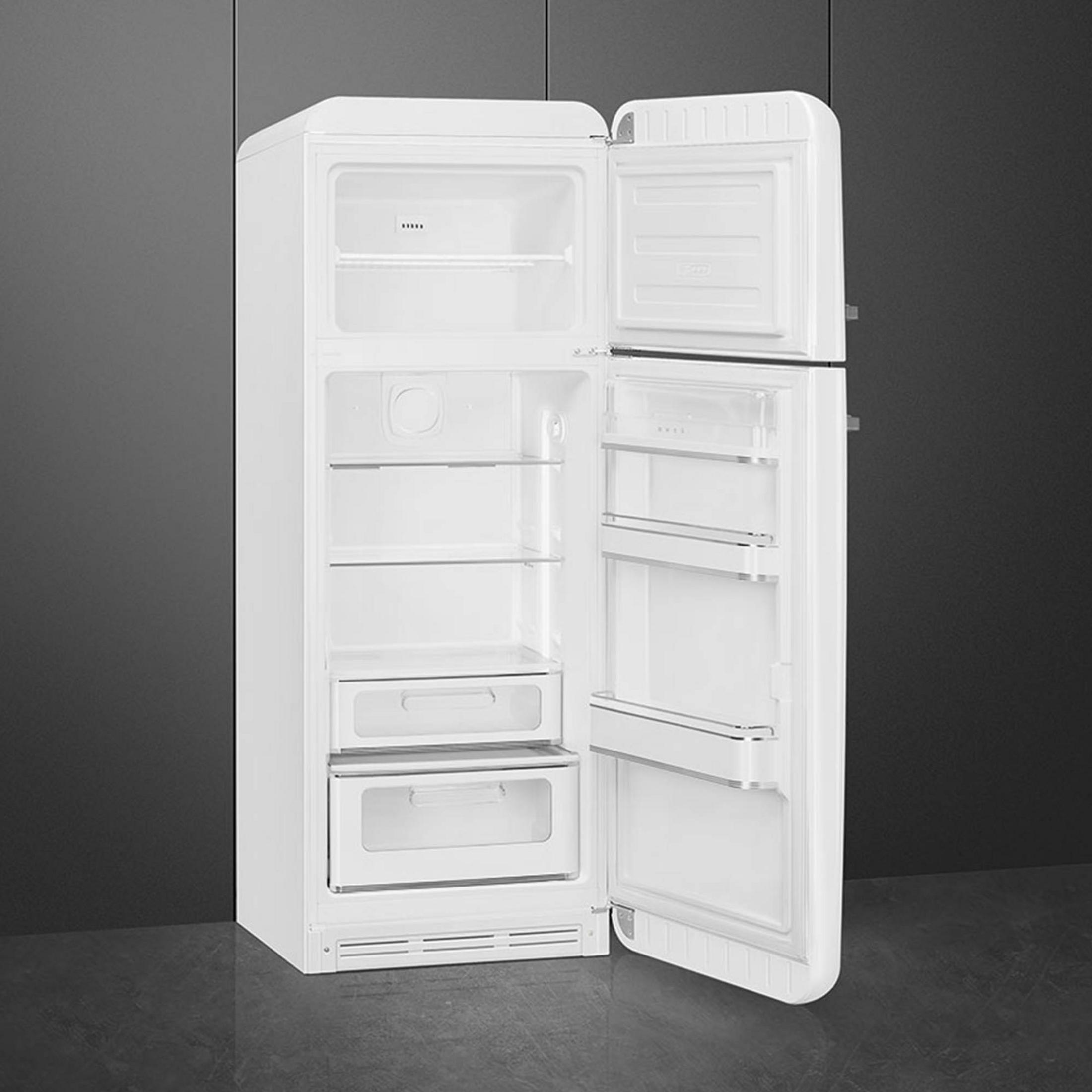 Un refrigerador blanco con la puerta abierta, mostrando varios estantes.