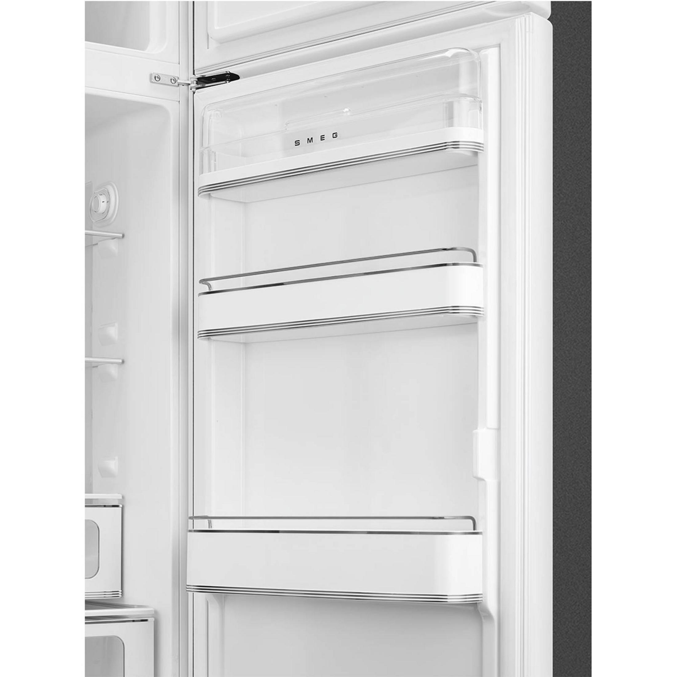 Vista interior de un refrigerador blanco con estantes y logotipo SMEG.
