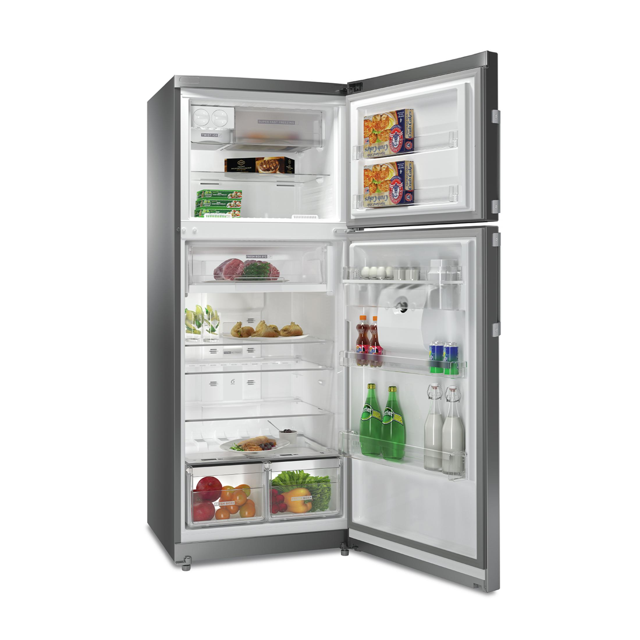 Un frigorifero aperto con cibo: scomparto congelatore in alto, cibo refrigerato sotto.
