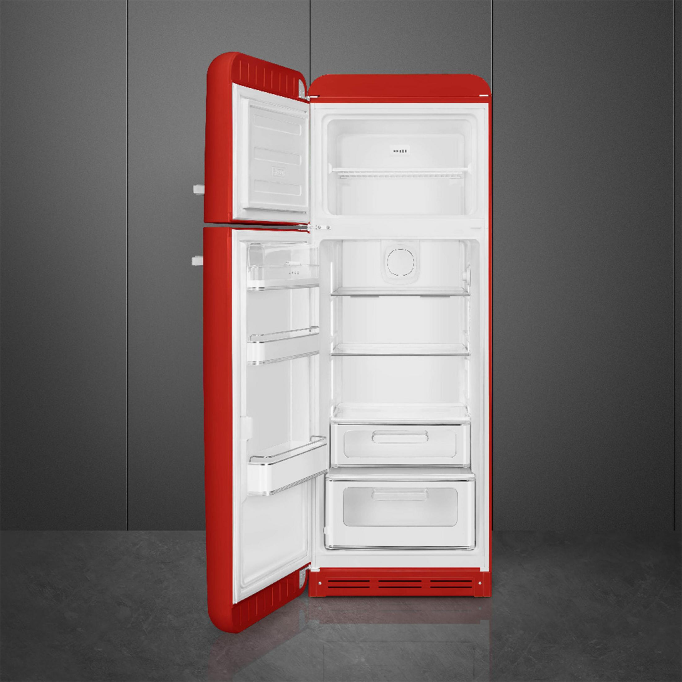 Un refrigerador rojo con la puerta abierta, mostrando estantes y cajones blancos.