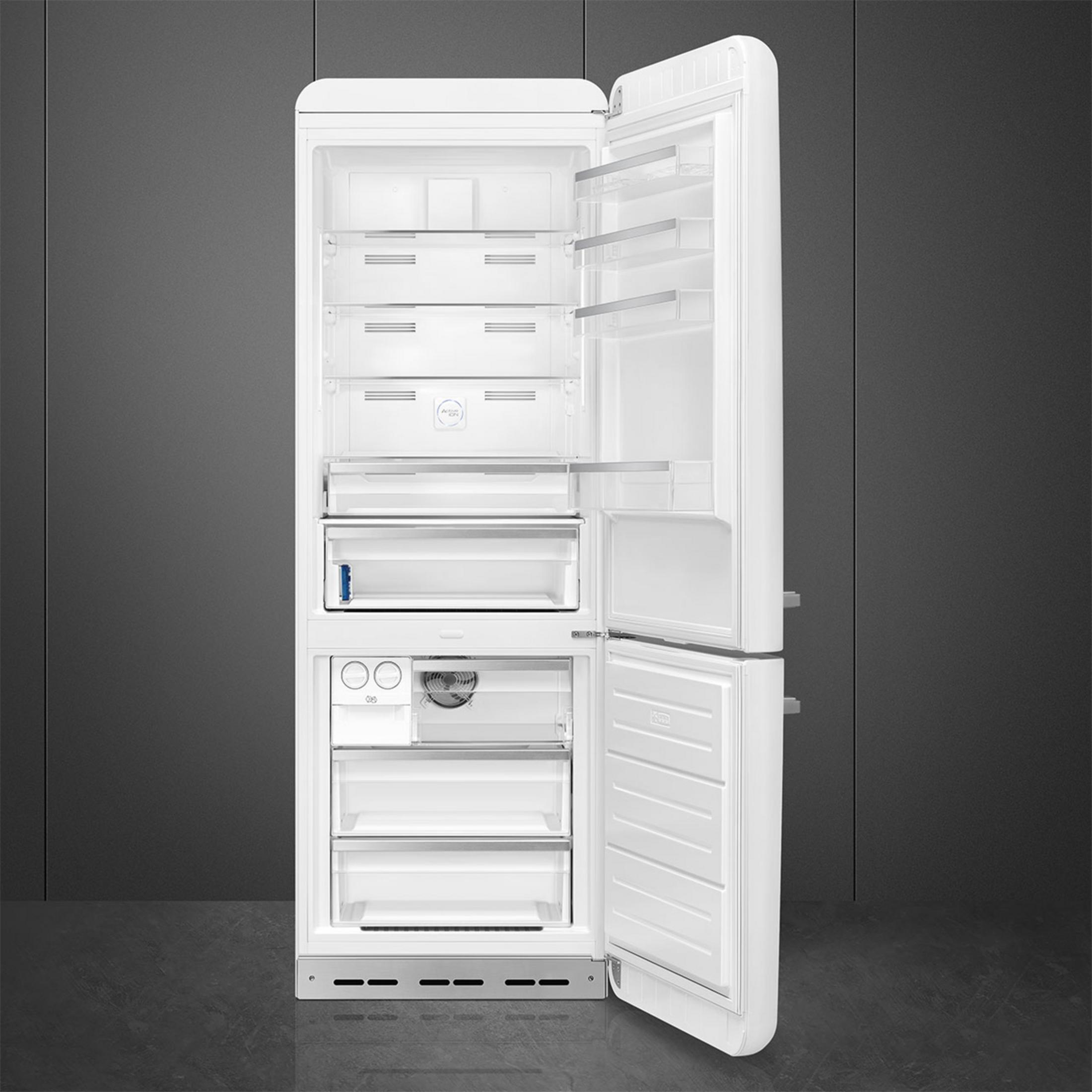 Un refrigerador blanco con la puerta abierta, mostrando estantes y cajones.