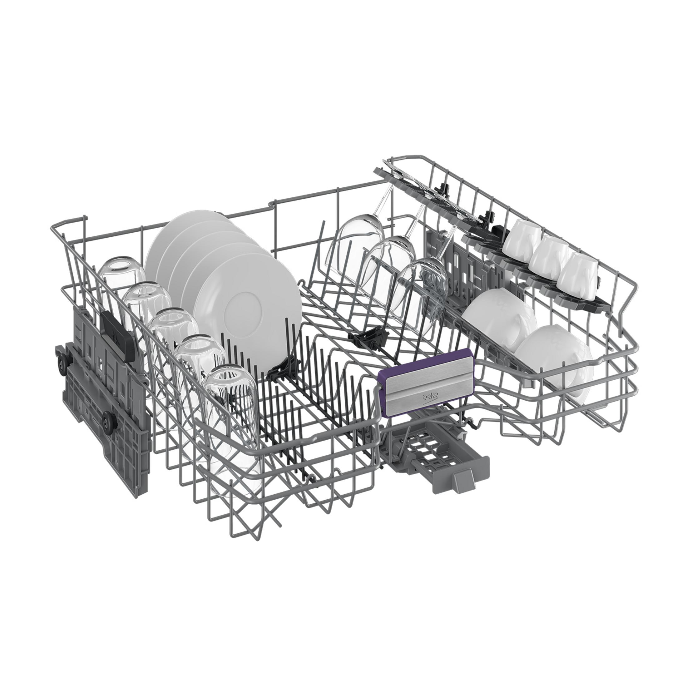 Kosz zmywarki z talerzami, szklankami i kubkami, na białym tle.