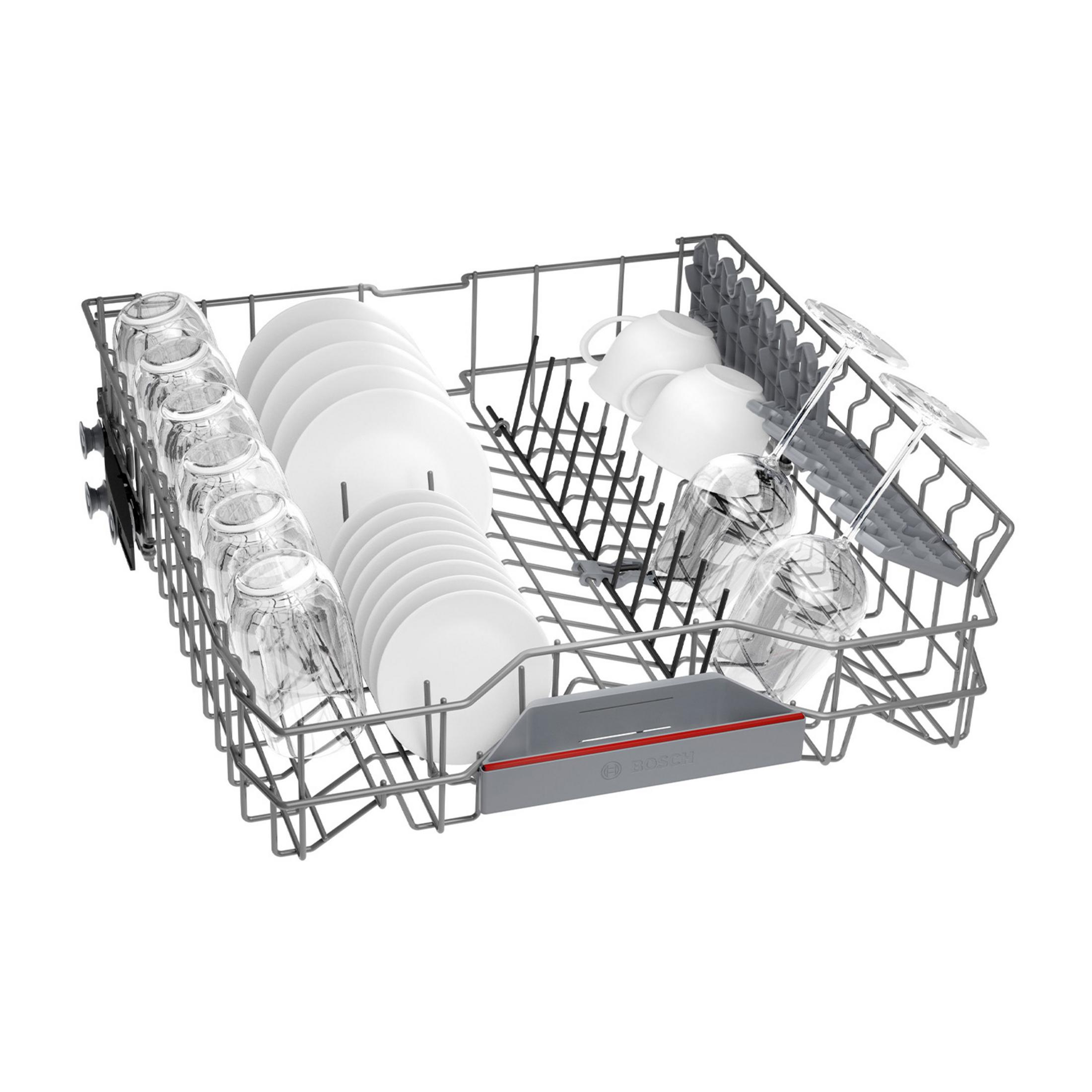 Kosz zmywarki ze szklankami, talerzami i kubkami, gotowy do mycia.