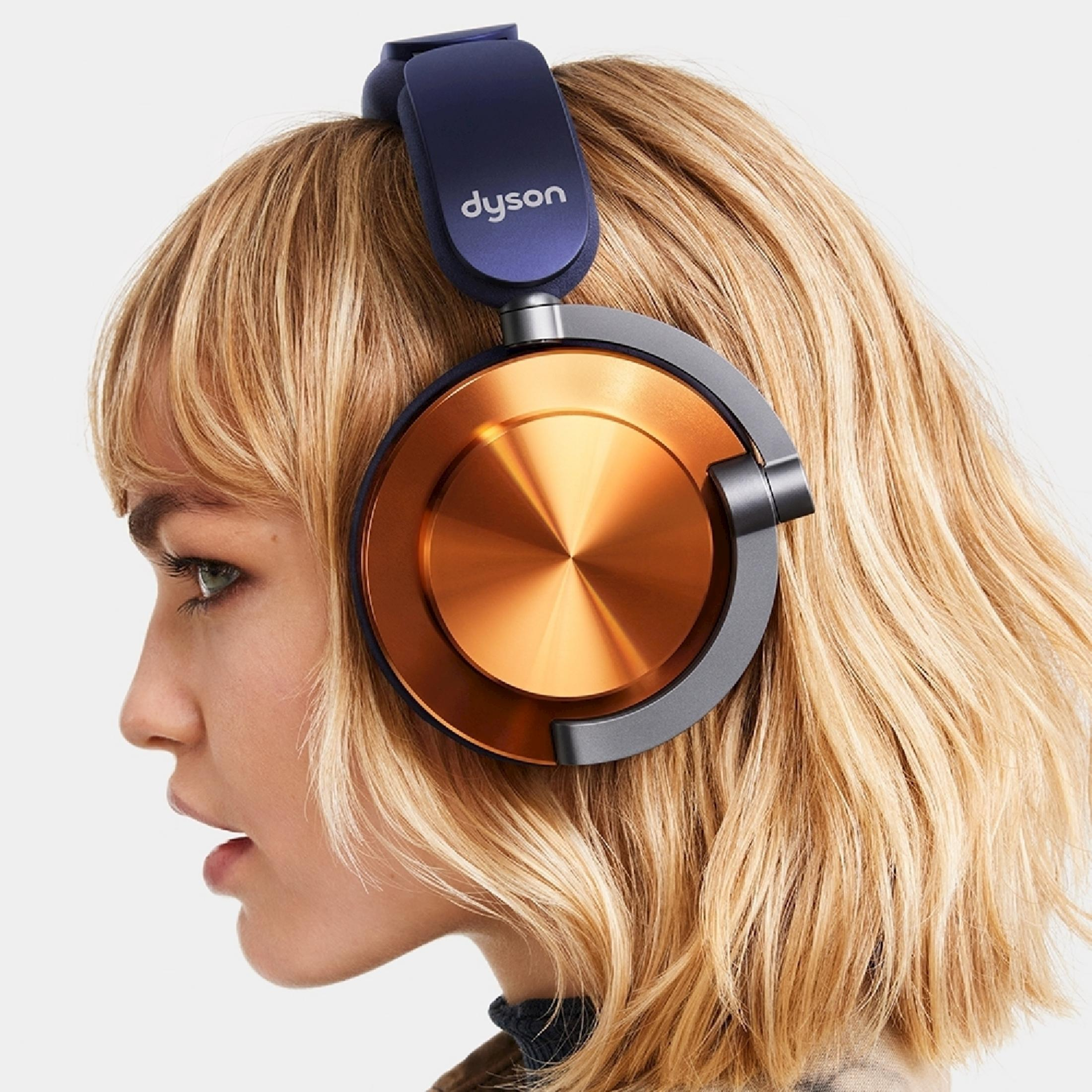 Zbliżenie kobiety z blond włosami noszącej słuchawki z miedzianymi nausznikami.