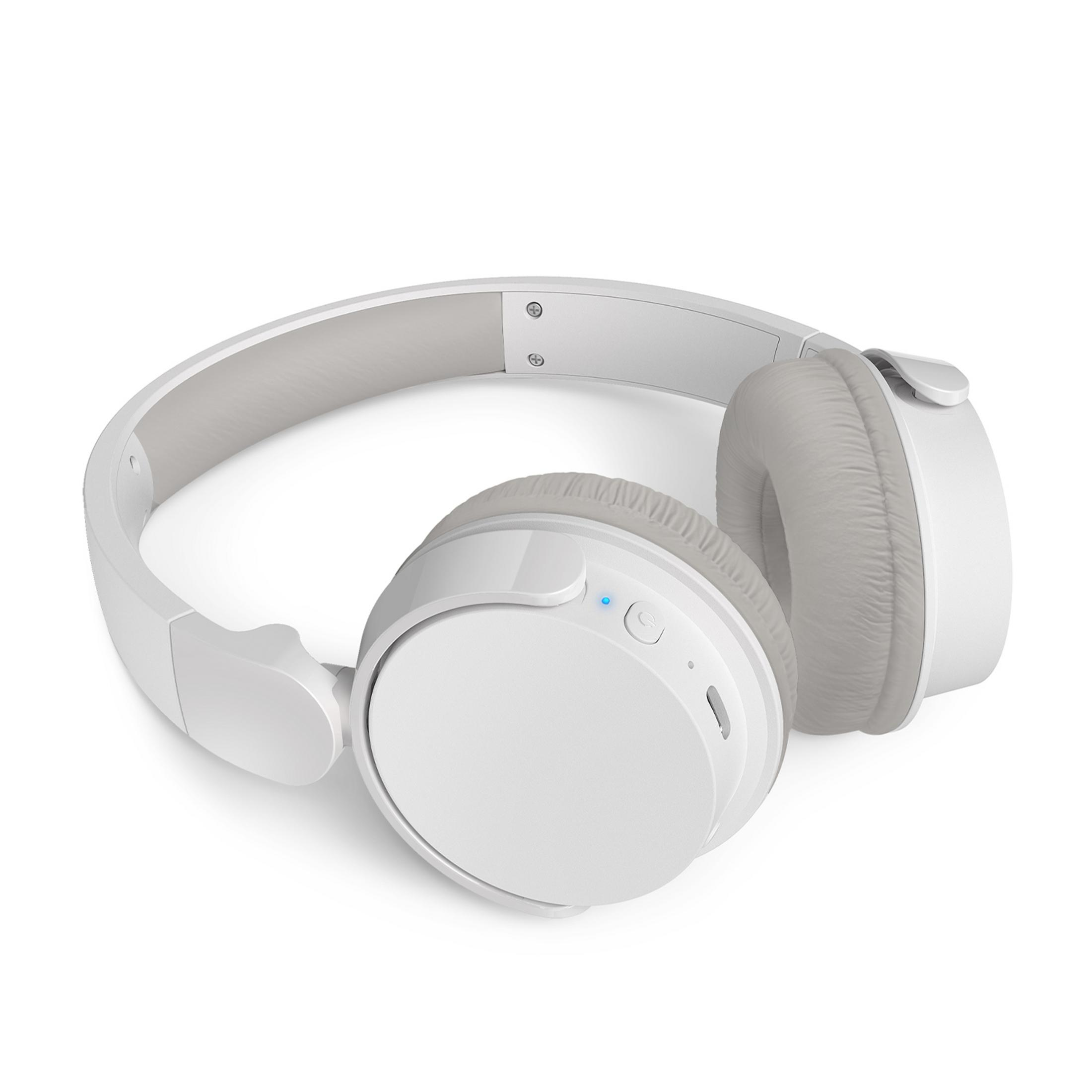 Białe słuchawki bezprzewodowe z wyściełanymi nausznikami i pałąkiem. Widoczne niebieskie światło.
