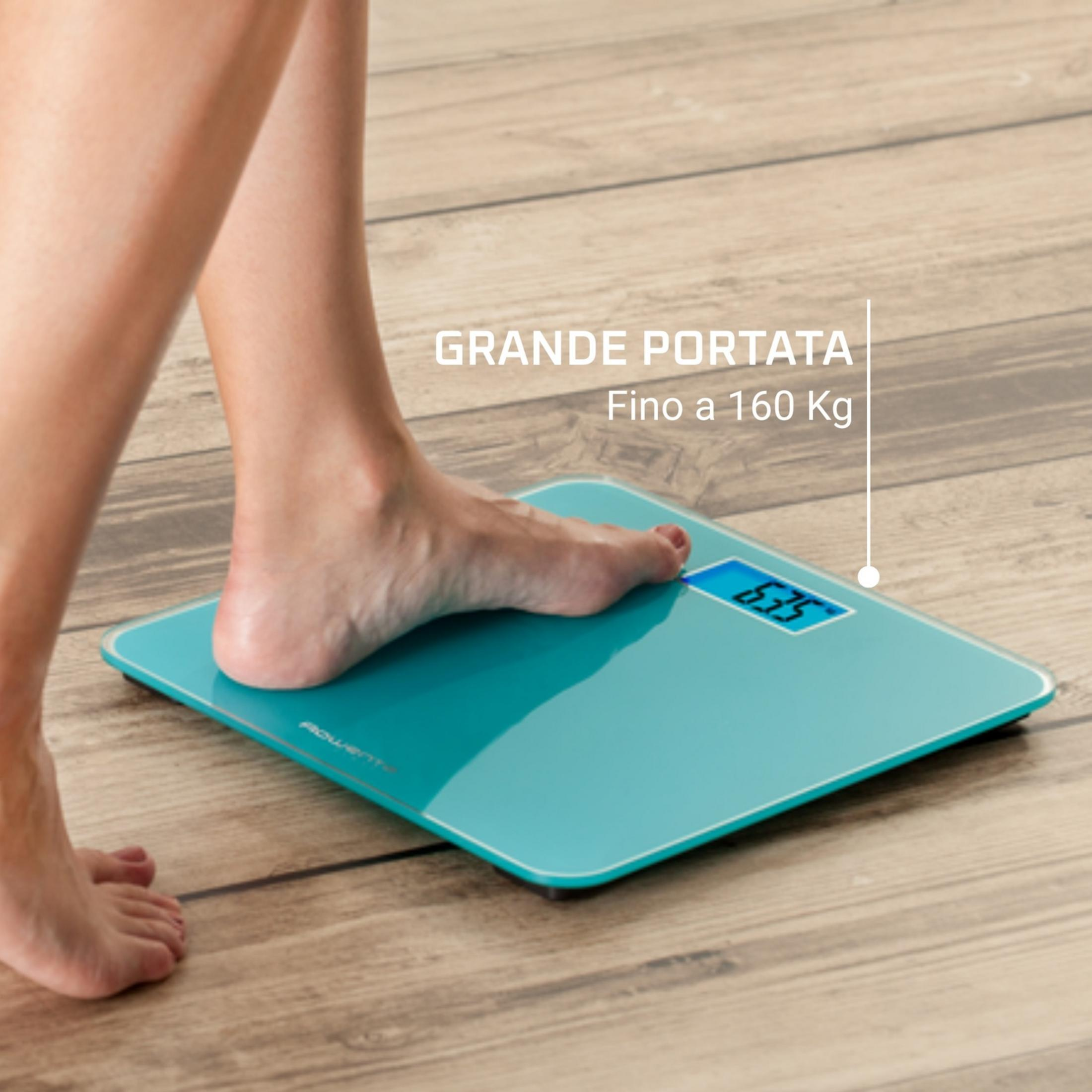 Stopa na turkusowej wadze cyfrowej. Wyświetlacz pokazuje 63,5.