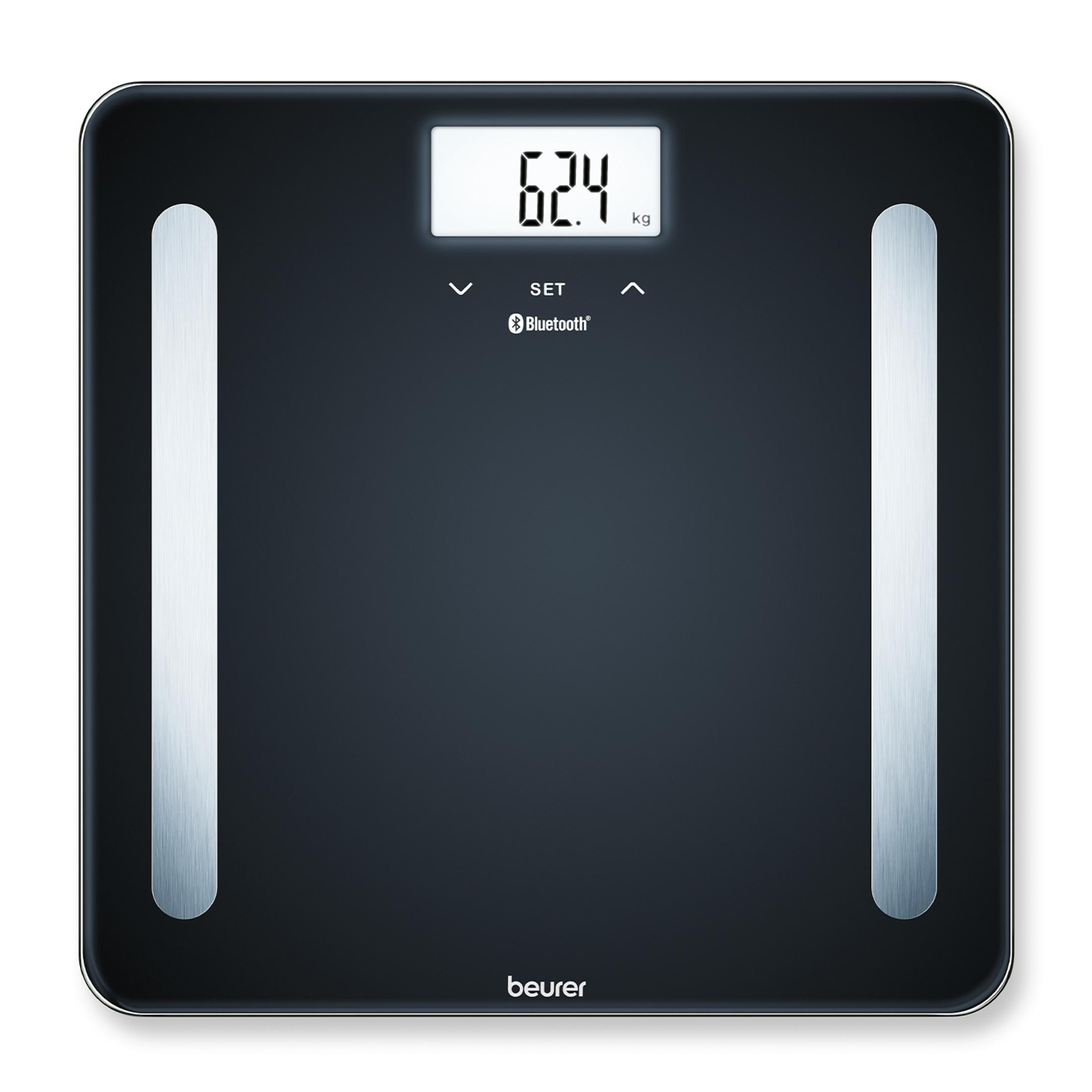 Eine schwarze digitale Personenwaage mit silbernen Akzenten und einer Anzeige von 62,4 kg.