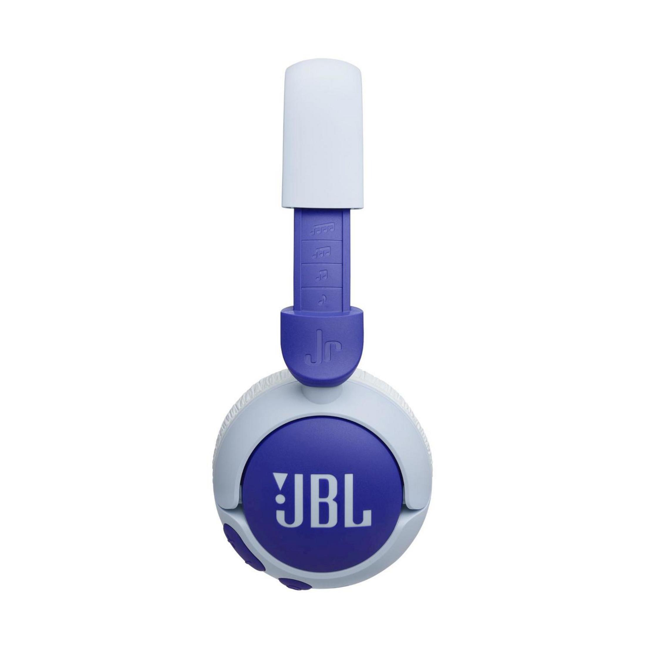 Una cuffia JBL bianca e viola è mostrata verticalmente su sfondo bianco, con il logo JBL in evidenza sul padiglione.