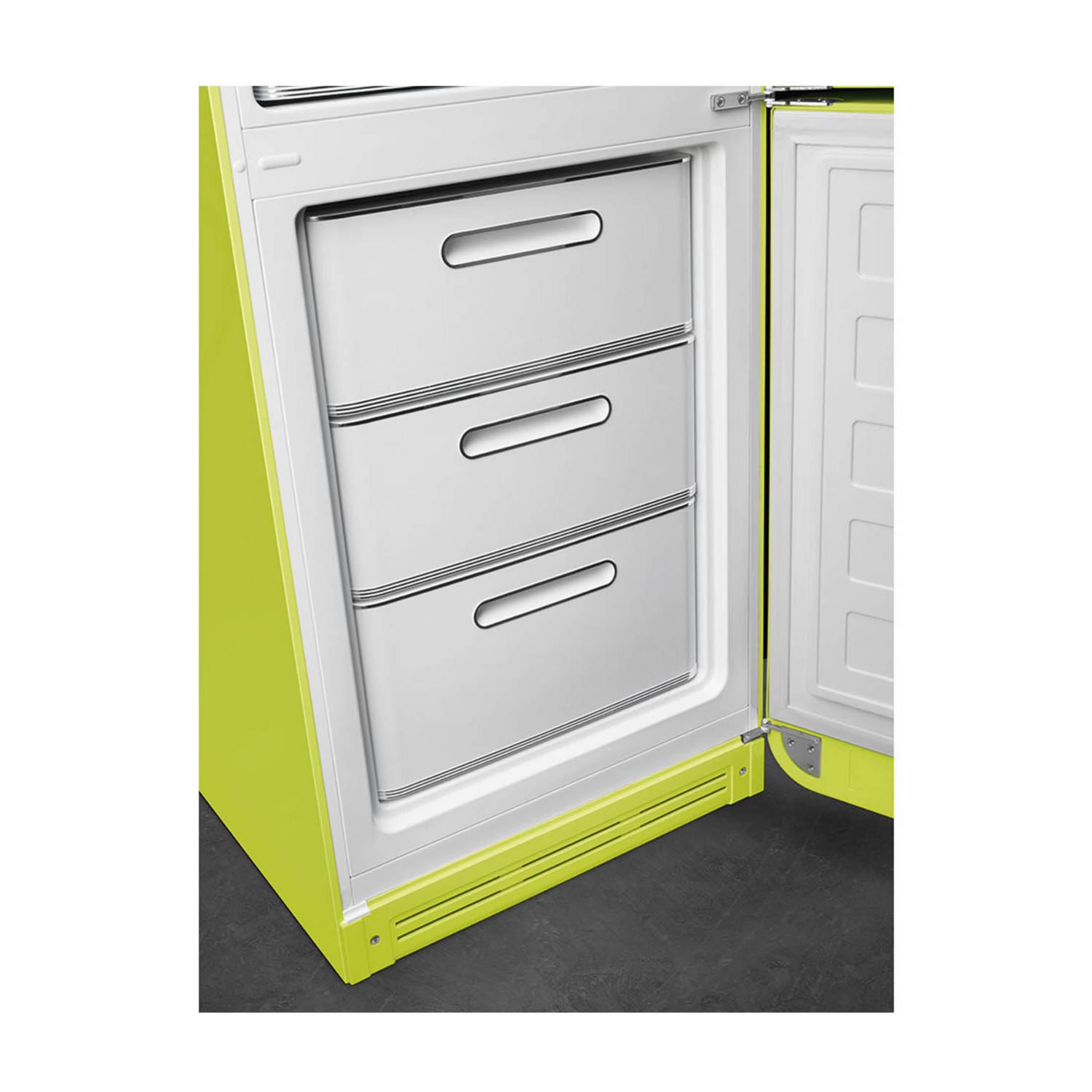 Un refrigerador verde lima con tres cajones, puerta abierta.